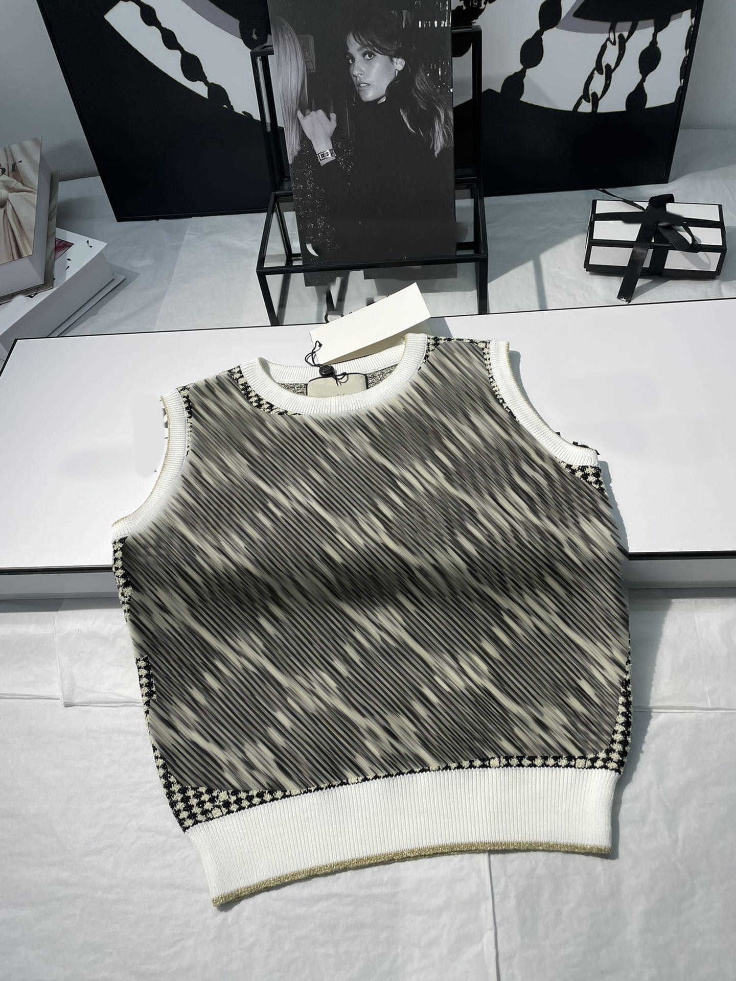 23ss womens designer clothing Halter vest tank sling Color matching Round neck Knitted vest logo letters jacquard slim vest High quality Women clothing
23ss womens designer clothing Halter vest tank sling Color matching Round neck Knitted vest logo letters jacquard slim vest High quality Women clothing