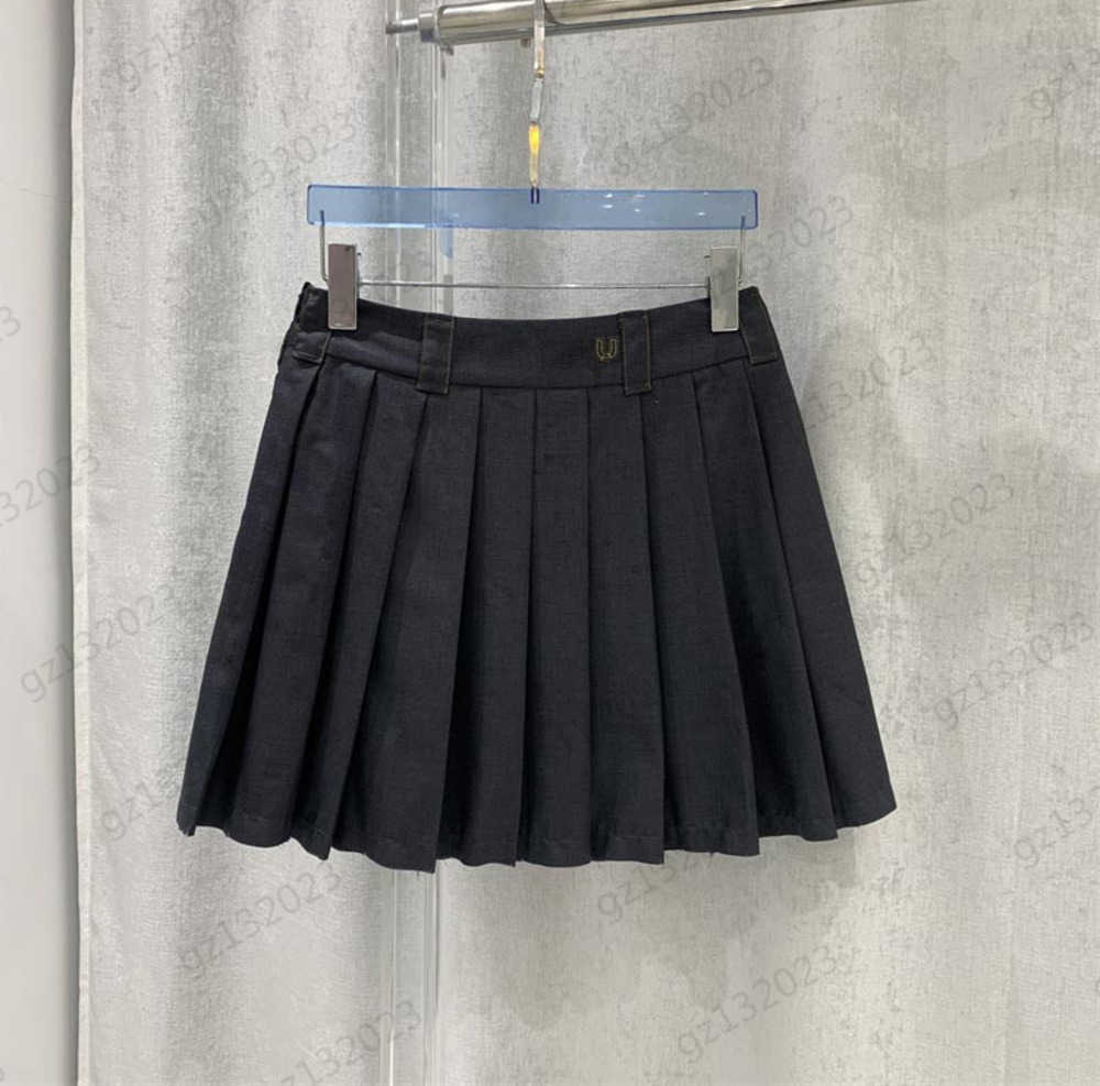 Black Skirts Color Contrast Letters Stick Cloth Embroidery High Waist Brand Skirt Hemline Slit Design Stitching Lining Comfortable Slim Skirts Women Wear 1970
Black Skirts Color Contrast Letters Stick Cloth Embroidery High Waist Brand Skirt Hemline Slit Design Stitching Lining Comfortable Slim Skirts Women Wear 1970