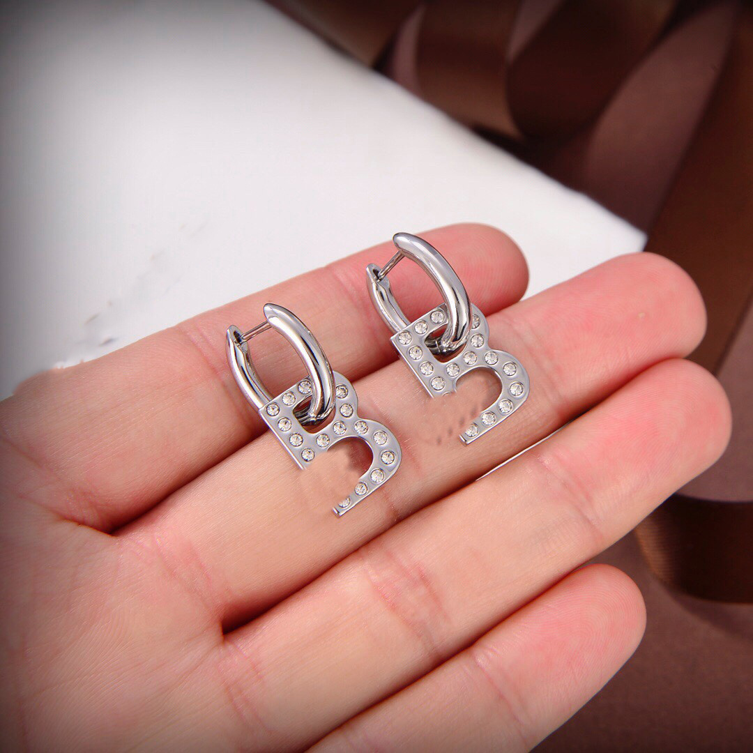 Women Luxury Letter BB Stud Earrings Designer Brand Earing Fashion Jewelry Metal Crystal Pearl Earring cjeweler For Women's Gift ohrringe drt
Women Luxury Letter BB Stud Earrings Designer Brand Earing Fashion Jewelry Metal Crystal Pearl Earring cjeweler For Women's Gift ohrringe drt
