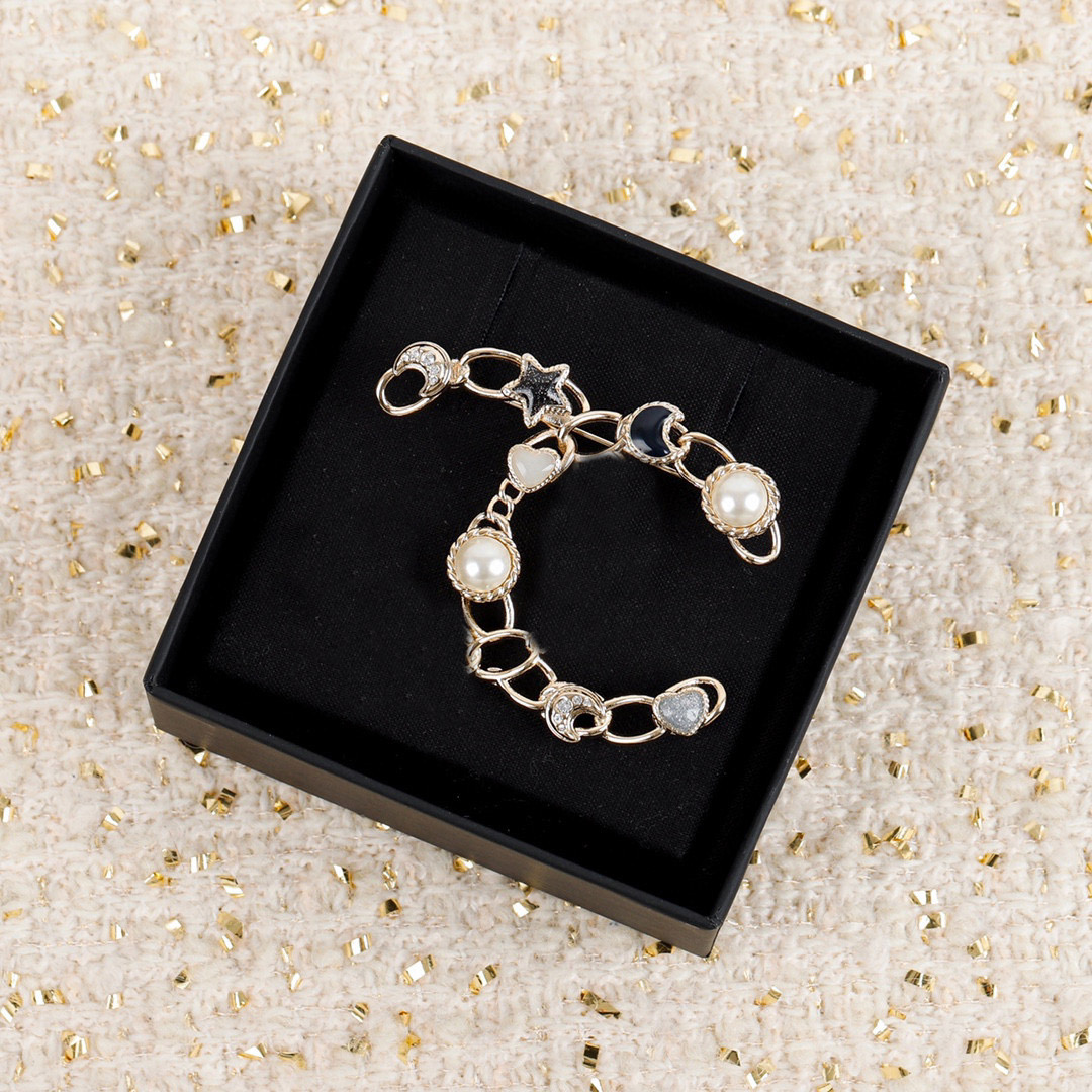 2023 Luxury quality charm brooch with nature shell beads and black color hollow design have box stamp PS7824A
2023 Luxury quality charm brooch with nature shell beads and black color hollow design have box stamp PS7824A