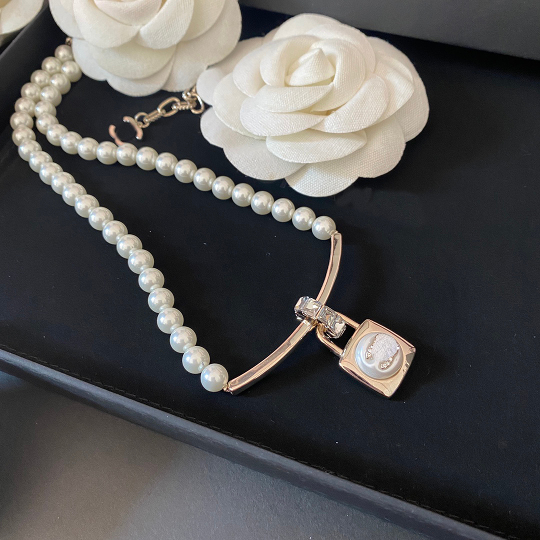 High-Quality Designer Brand Letter Pendant Necklaces Luxury Women Pearl Crystal Collar Chain Brass Copper Real Gold Plated Sweater Necklace Jewelry Accessories
High-Quality Designer Brand Letter Pendant Necklaces Luxury Women Pearl Crystal Collar Chain Brass Copper Real Gold Plated Sweater Necklace Jewelry Accessories