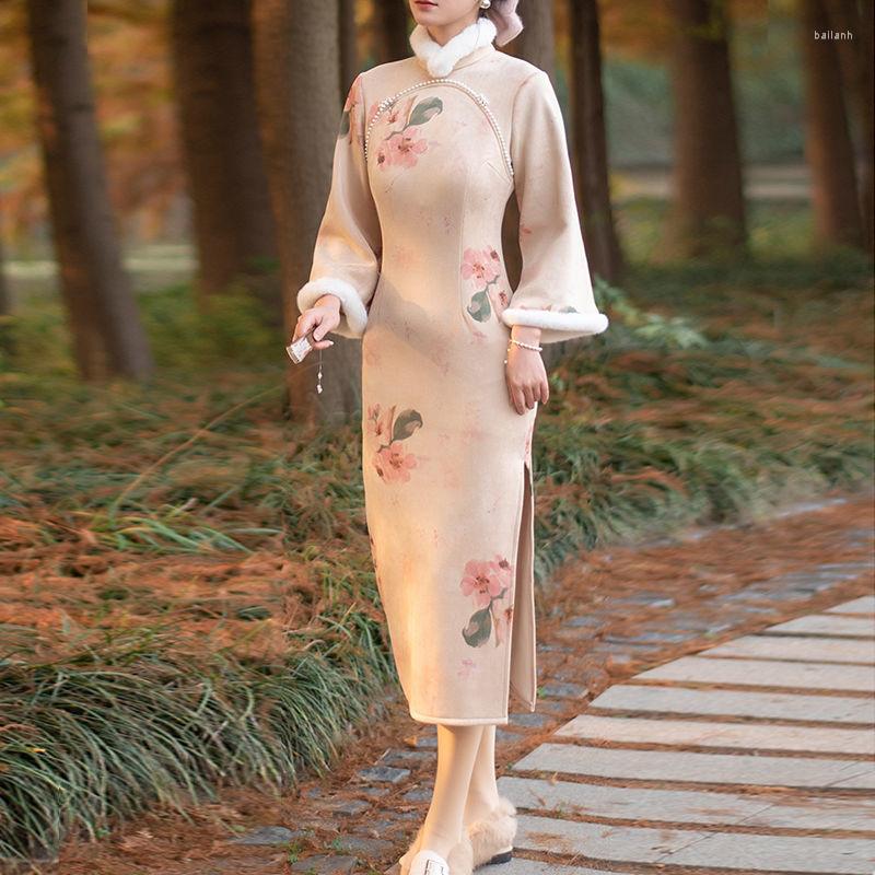 Ethnic Clothing Winter Peony Printing Cheongsam Chinese Style Inverted Large Sleeves 2023 Elegant Long Dress Thickened Deerskin Velvet Qipao
Ethnic Clothing Winter Peony Printing Cheongsam Chinese Style Inverted Large Sleeves 2023 Elegant Long Dress Thickened Deerskin Velvet Qipao