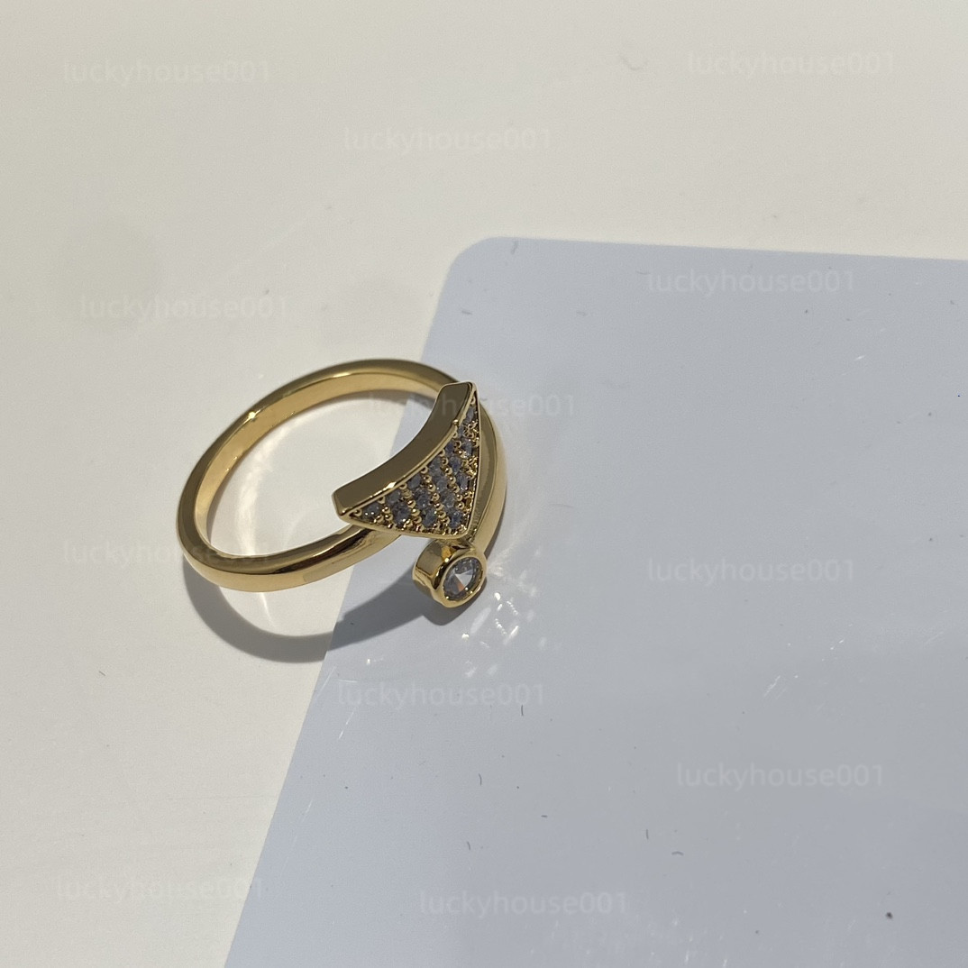 Designer Luxury Women Gold Ring Diamond Fashion P Ring Classic Jewelry 18K Plating Gold and Silver Wedding Wholesale Adjustable Ring Very Fashionable Party Gift
Designer Luxury Women Gold Ring Diamond Fashion P Ring Classic Jewelry 18K Plating Gold and Silver Wedding Wholesale Adjustable Ring Very Fashionable Party Gift