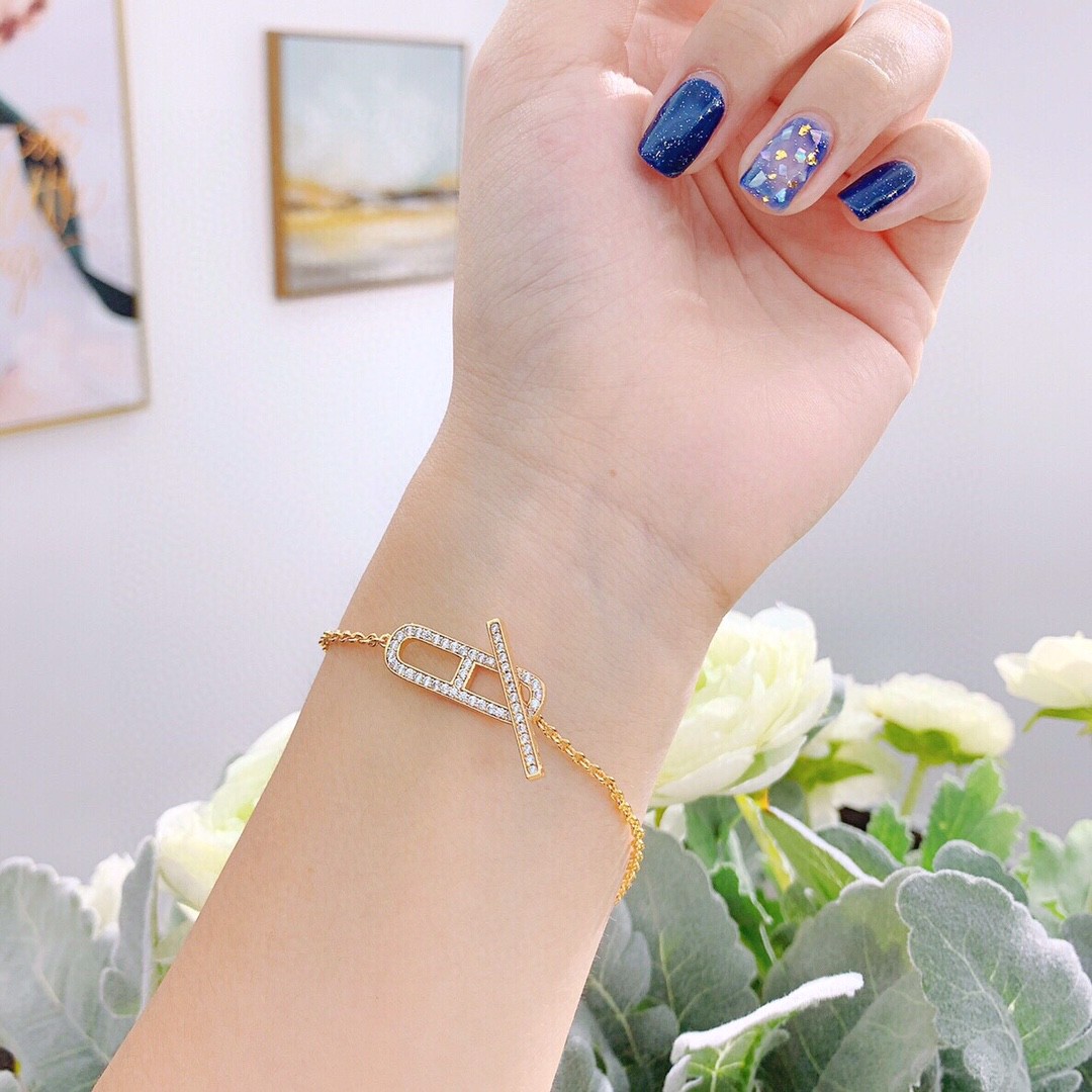 Luxurys designer Cuff Bracelets Bangles For Women Fashion Jewelry Charm Jewelrys Accessories Trendy Elegant Classic Elegants
Luxurys designer Cuff Bracelets Bangles For Women Fashion Jewelry Charm Jewelrys Accessories Trendy Elegant Classic Elegants