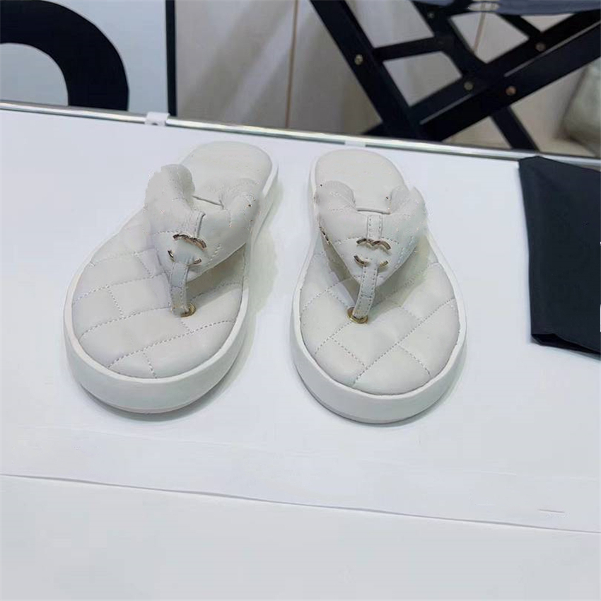 Fashion Slippers 2023 Channel Luxury design summer flip-flops for men and women Thick soled leather rubber lettering logo casual cartoon flat beach slippers 05-06
Fashion Slippers 2023 Channel Luxury design summer flip-flops for men and women Thick soled leather rubber lettering logo casual cartoon flat beach slippers 05-06