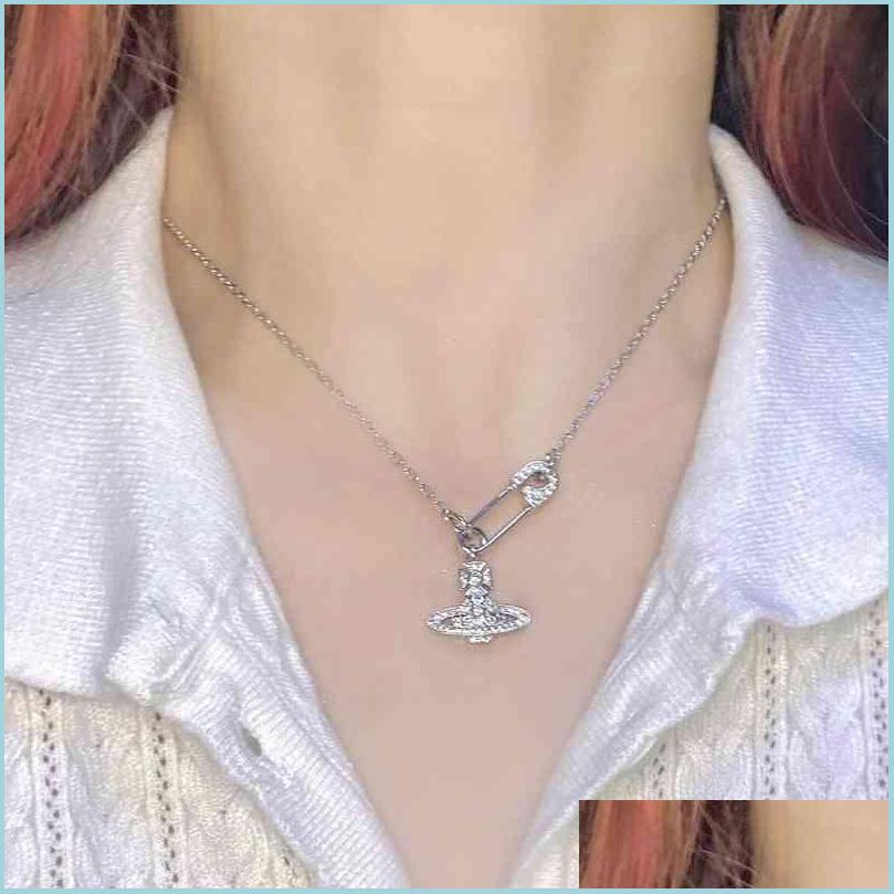 Pendant Necklaces Empress Dowager Vivian Fl Diamond Pin Chain Necklace Hollow Out Nt Flash High Version Small Fragrance Neck Drop De Dh6Uh
Pendant Necklaces Empress Dowager Vivian Fl Diamond Pin Chain Necklace Hollow Out Nt Flash High Version Small Fragrance Neck Drop De Dh6Uh