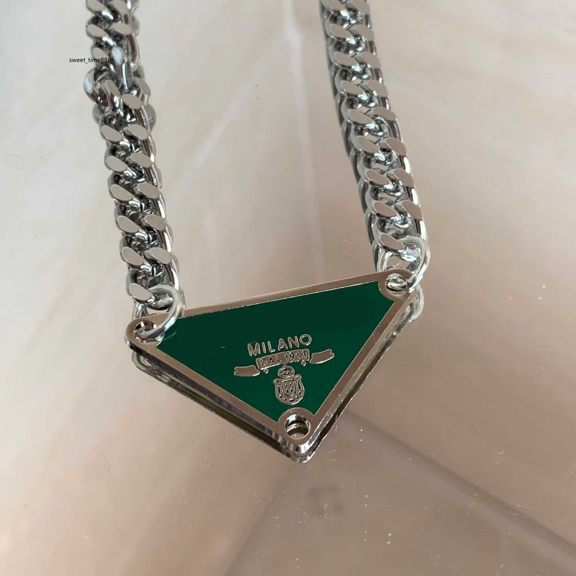 Mens Pendant designer jewelry luxury Necklaces Inverted triangle Fashion for Woman designers brand Jewelrys womens Trendy Personality Clavicle Chain
Mens Pendant designer jewelry luxury Necklaces Inverted triangle Fashion for Woman designers brand Jewelrys womens Trendy Personality Clavicle Chain