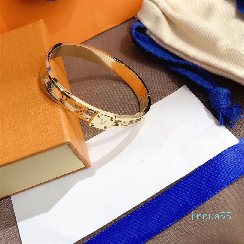 Fashion Desinger Women 18k Gold Bangle Bracelet Wristband Cuff Hollow Letter Crystal Stainless Steel Wedding Lovers Gift
Fashion Desinger Women 18k Gold Bangle Bracelet Wristband Cuff Hollow Letter Crystal Stainless Steel Wedding Lovers Gift