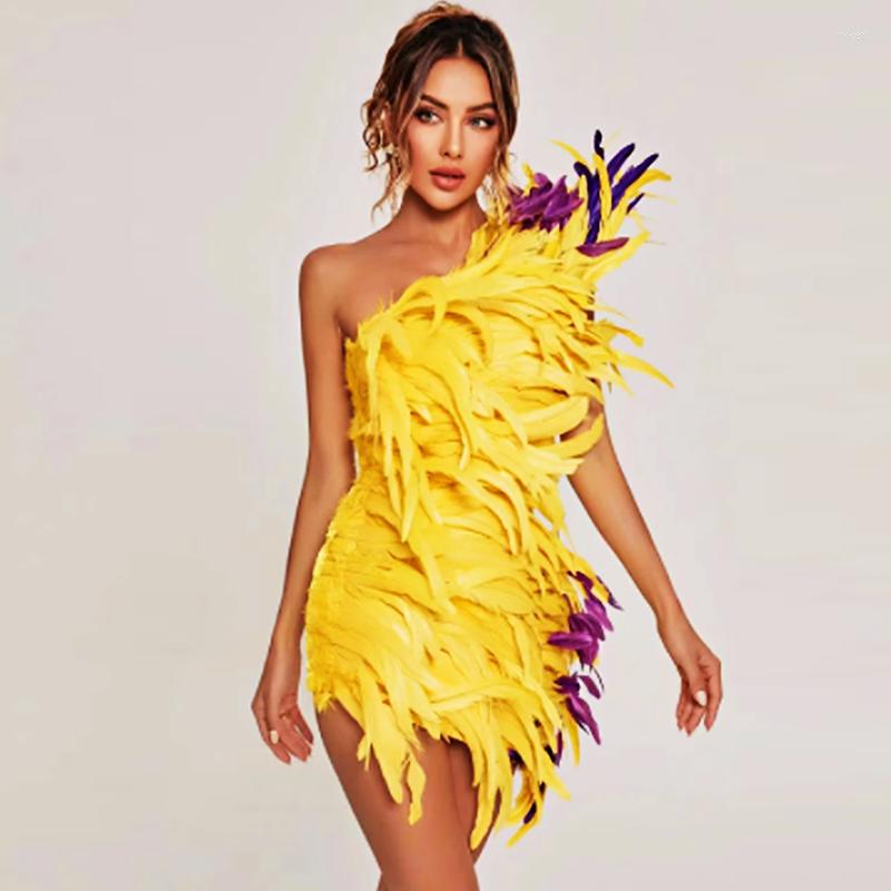 Casual Dresses 2023 Designer Yellow Feathers Women Sexy One Shoulder Bodycon Mini Dress Bar Singer Performance Costume Stage Wear Wholesale
Casual Dresses 2023 Designer Yellow Feathers Women Sexy One Shoulder Bodycon Mini Dress Bar Singer Performance Costume Stage Wear Wholesale