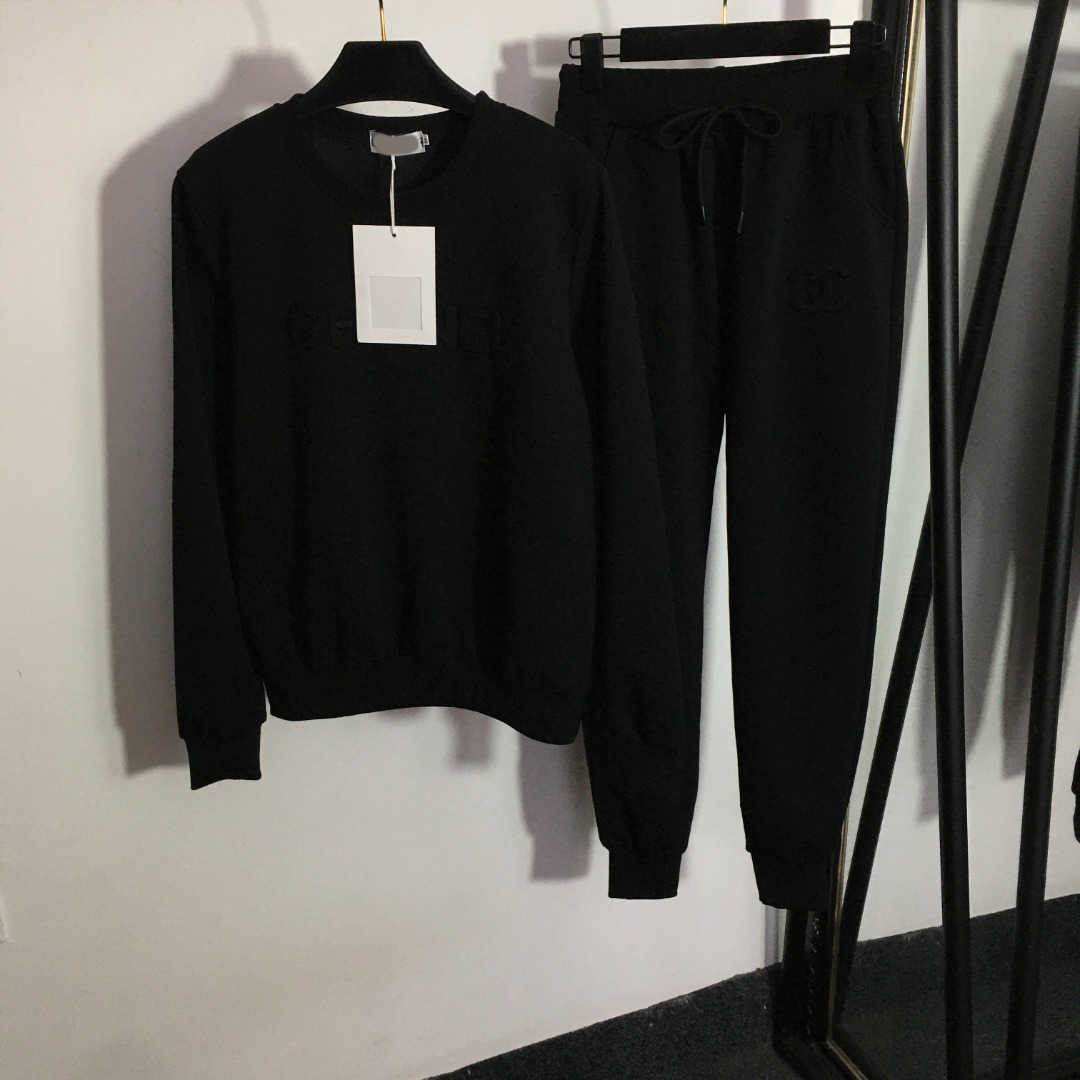 23ss Womens Tracksuits womens designer clothing logo alphabet embossed round neck long sleeve hoodie elastic waist casual pants set Women Clothes
23ss Womens Tracksuits womens designer clothing logo alphabet embossed round neck long sleeve hoodie elastic waist casual pants set Women Clothes