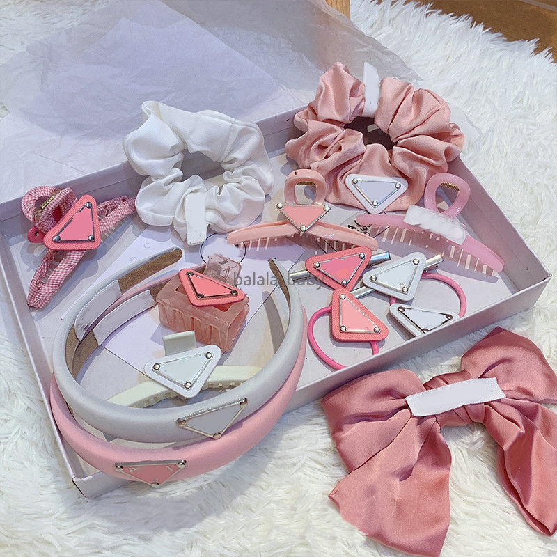 Designer Triangle Hair Clips Classic P Letters Hair Barrettes Grip Clip Headbands Pink Color Women Hairpin Headwear 20 Styles
Designer Triangle Hair Clips Classic P Letters Hair Barrettes Grip Clip Headbands Pink Color Women Hairpin Headwear 20 Styles