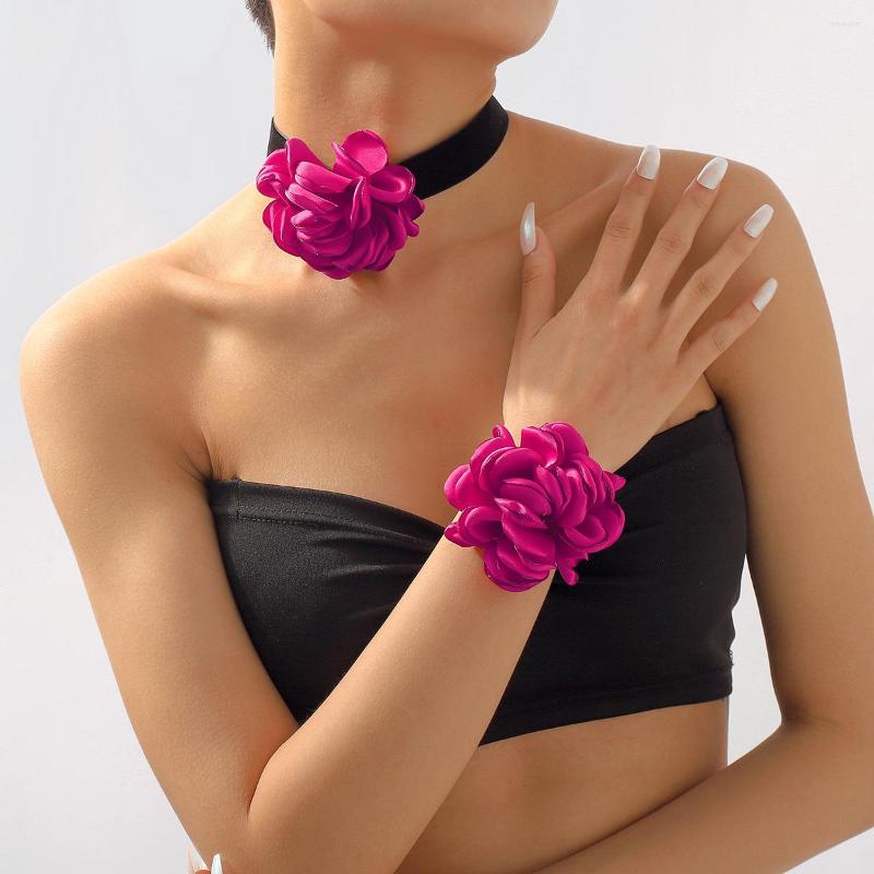 Choker KMVEXO Gothic Flocked Fabric Rose Flower Pendant Velvet Necklace For Women Fashion Jewelry Girls Gifts Chockers Collar
Choker KMVEXO Gothic Flocked Fabric Rose Flower Pendant Velvet Necklace For Women Fashion Jewelry Girls Gifts Chockers Collar