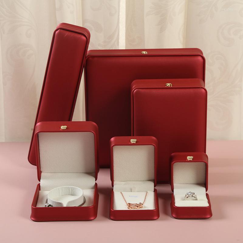 Jewelry Pouches Crown Buckle Red Brushed PU Leather Packing Box Ring Bracelet Ear Stud Necklace Set
Jewelry Pouches Crown Buckle Red Brushed PU Leather Packing Box Ring Bracelet Ear Stud Necklace Set