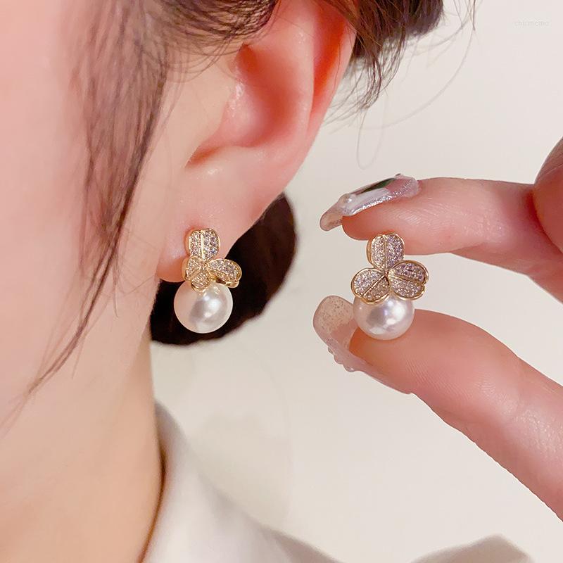 Stud Earrings Korean Style Fashion Gentle Temperament Pearl Zircon Trifoliate Flower S925 Silver Needle Premium Feel Earrings.
Stud Earrings Korean Style Fashion Gentle Temperament Pearl Zircon Trifoliate Flower S925 Silver Needle Premium Feel Earrings.