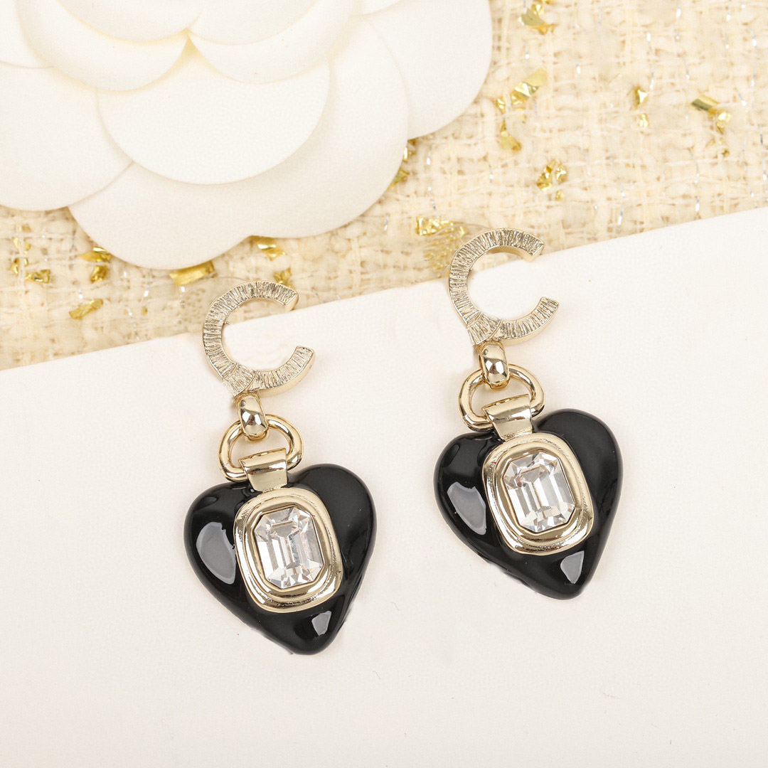 2023 Luxury quality Charm drop earring with diamond and black red color design have box stamp heart shape PS7725A
2023 Luxury quality Charm drop earring with diamond and black red color design have box stamp heart shape PS7725A