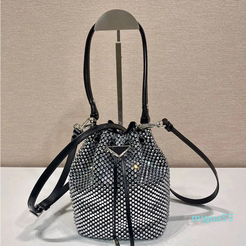 Handbag crystal bucket bag This crystal bucket is made of imported imitation crystal and satin materials and the shoulder bag has a large capacity and cool size 16x21, Silver
Handbag crystal bucket bag This crystal bucket is made of imported imitation crystal and satin materials and the shoulder bag has a large capacity and cool size 16x21, Silver