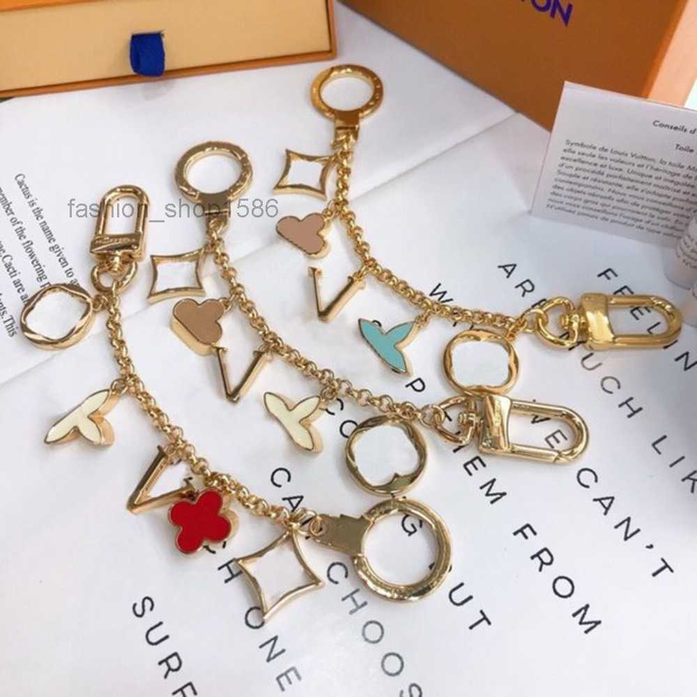 Luxury Designer Keychain Fashion Classic Brand Key Buckle Flower Letter Key Chain Handmade Gold Keychains Mens Womens Bag Pendant
Luxury Designer Keychain Fashion Classic Brand Key Buckle Flower Letter Key Chain Handmade Gold Keychains Mens Womens Bag Pendant