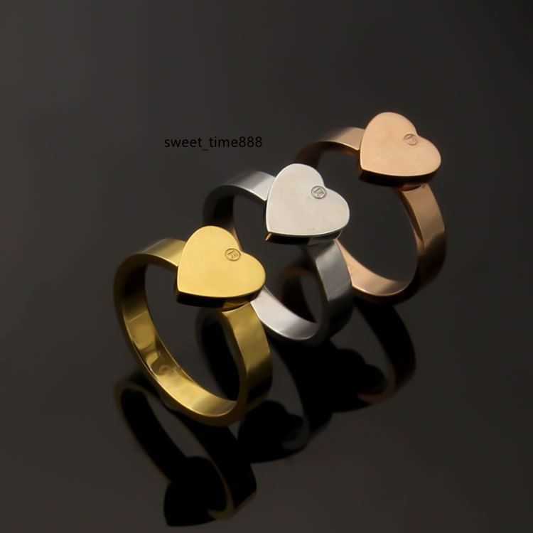 Top Quality Extravagant Simple heart Love Ring 3 Colors Stainless Steel Couple Rings Fashion Women Designer Jewelry Lady Party Gifts
Top Quality Extravagant Simple heart Love Ring 3 Colors Stainless Steel Couple Rings Fashion Women Designer Jewelry Lady Party Gifts