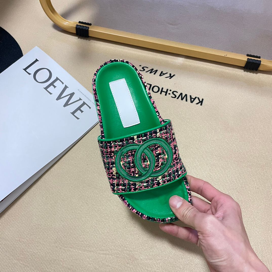 Embroidered Summer Beach Slippers with Parisian Dazzle - Women's Flat Sandals in Stripes, Embroidery Letters - EUR 35-40
Embroidered Summer Beach Slippers with Parisian Dazzle - Women's Flat Sandals in Stripes, Embroidery Letters - EUR 35-40