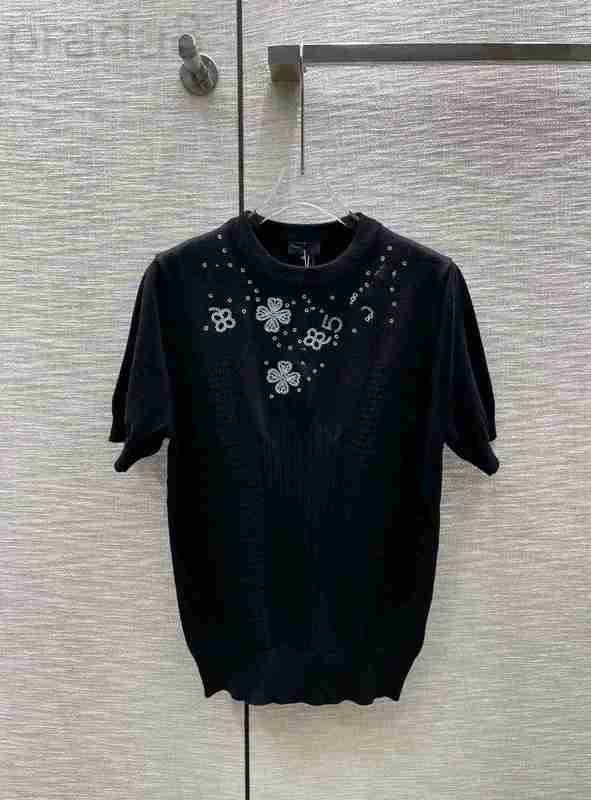 Women' Knits & Tees designer 23 Spring/Summer New Celebrity Style Elegant and Elegant, Slim Age Reducing Four Leaf Grass Double C Digital Sequins Knitted Short TF7M, White
Women' Knits & Tees designer 23 Spring/Summer New Celebrity Style Elegant and Elegant, Slim Age Reducing Four Leaf Grass Double C Digital Sequins Knitted Short TF7M, White