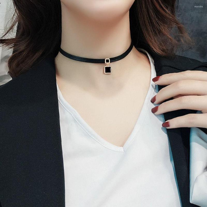 Choker Glitter Zircon Geometric Pendant Black Leather Short Necklace For Women Temperament Aesthetic Jewelry Accessories
Choker Glitter Zircon Geometric Pendant Black Leather Short Necklace For Women Temperament Aesthetic Jewelry Accessories