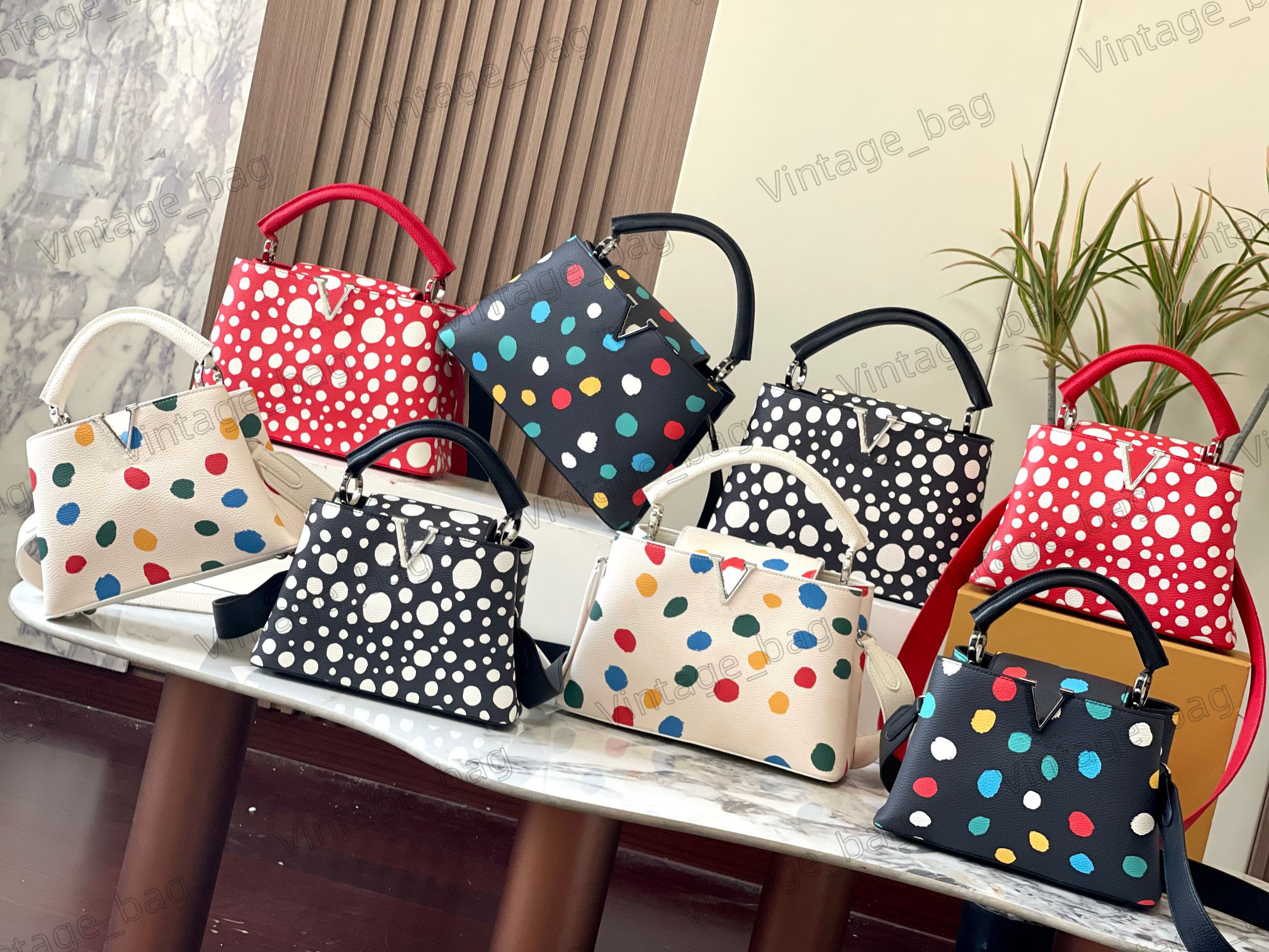 Women Capucines Shoulder Bag x YK 3D Colorful Dots BB Handbag Luxurys Top Handle Crossbody Bags Snap Hook Removable Strap M21663 M21637
Women Capucines Shoulder Bag x YK 3D Colorful Dots BB Handbag Luxurys Top Handle Crossbody Bags Snap Hook Removable Strap M21663 M21637