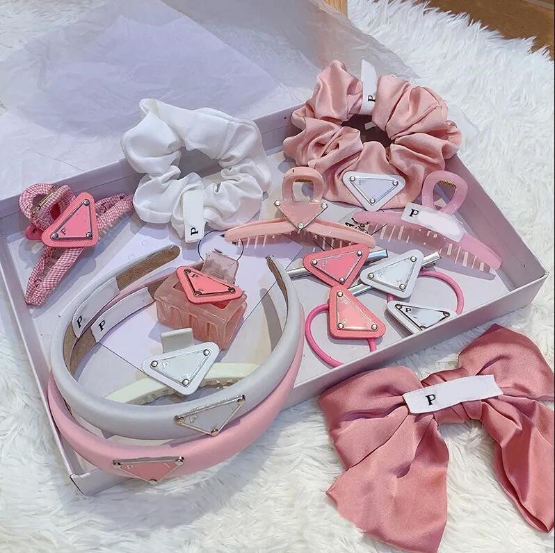 Mixed style Designer Inverted triangle P-letter hair beret clips Female headband Brand girl elastic fashion bow hair accessories
Mixed style Designer Inverted triangle P-letter hair beret clips Female headband Brand girl elastic fashion bow hair accessories