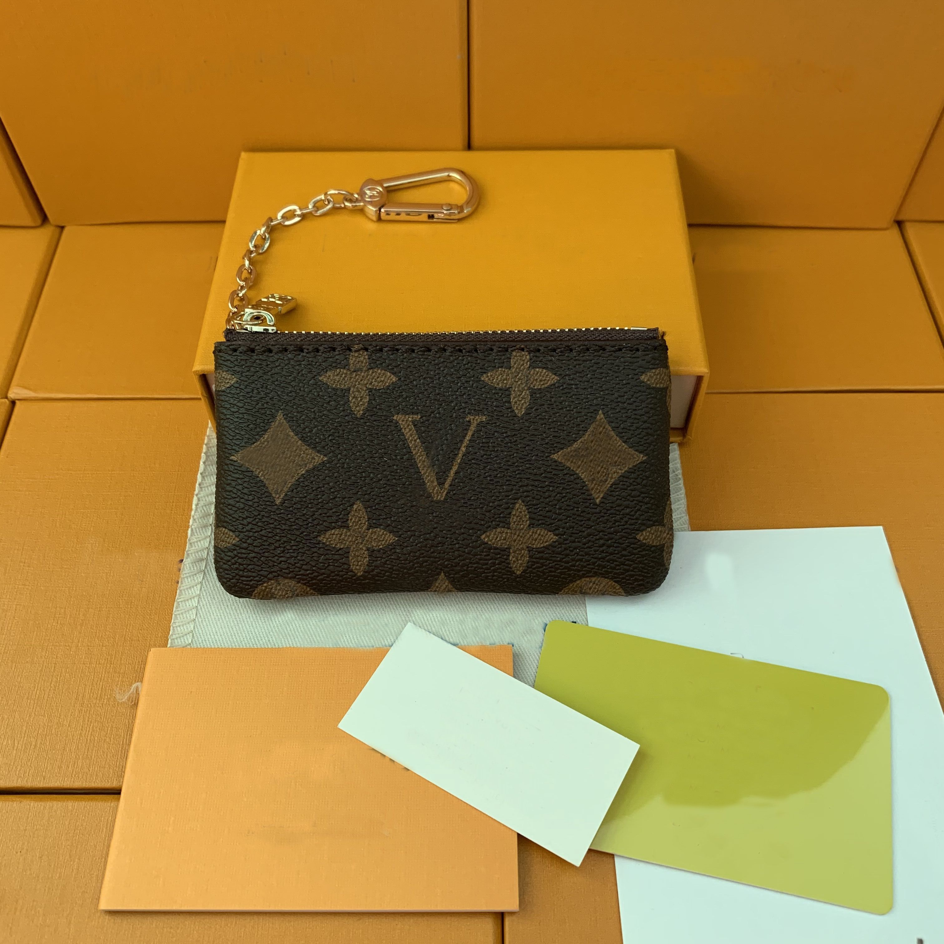 KEY POUCH M80879 POCHETTE Wallet CLES Designer bags EMPREINTE Leather Women Men Ring Credit Card Holder Coin louise Purse vutton Crossbody viuton Mini Bag With Box, Embossed black
KEY POUCH M80879 POCHETTE Wallet CLES Designer bags EMPREINTE Leather Women Men Ring Credit Card Holder Coin louise Purse vutton Crossbody viuton Mini Bag With Box, Embossed black