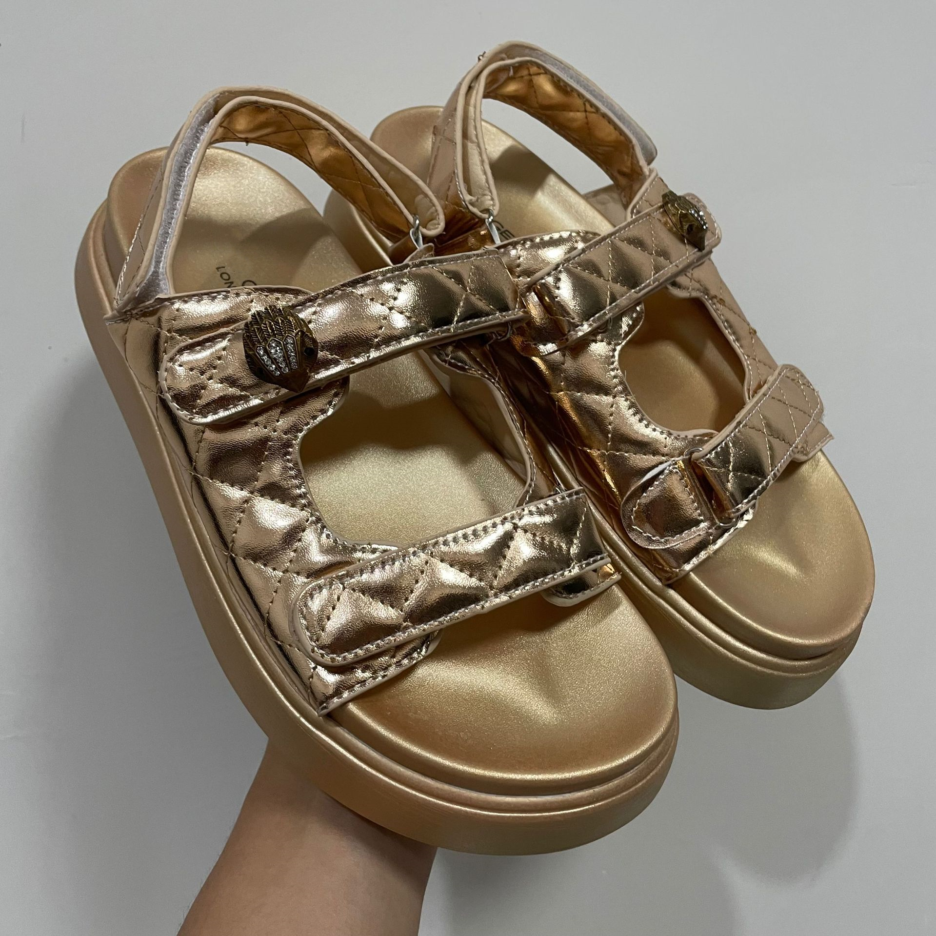 Kurt Geiger Sandals Platform Slippers Women Stitching Luxury Rainbow Summer Flat Beach Sandal Designer Slides Flat Shoes Eagle Head Diamond Hook Loop Buckle Men
Kurt Geiger Sandals Platform Slippers Women Stitching Luxury Rainbow Summer Flat Beach Sandal Designer Slides Flat Shoes Eagle Head Diamond Hook Loop Buckle Men