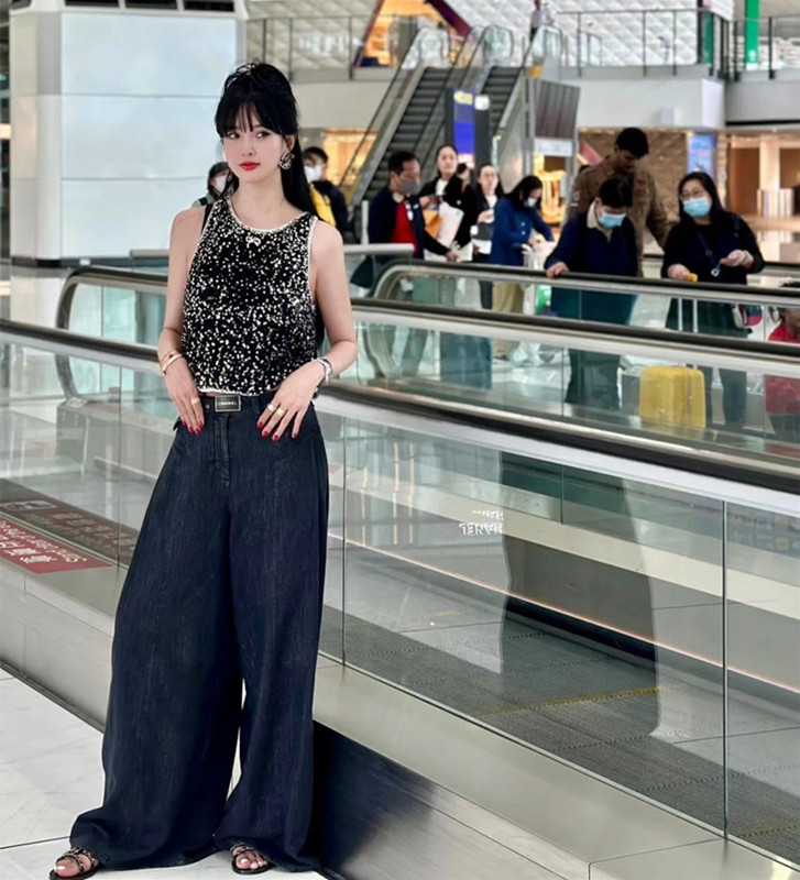 Chan home 2023 new Brand Women' Jeans trousers women capri cargo pants yoga wide leg trendy casual fashion designers CCCC logo Jeans birthday Mother' Day gifts, Black
Chan home 2023 new Brand Women' Jeans trousers women capri cargo pants yoga wide leg trendy casual fashion designers CCCC logo Jeans birthday Mother' Day gifts, Black