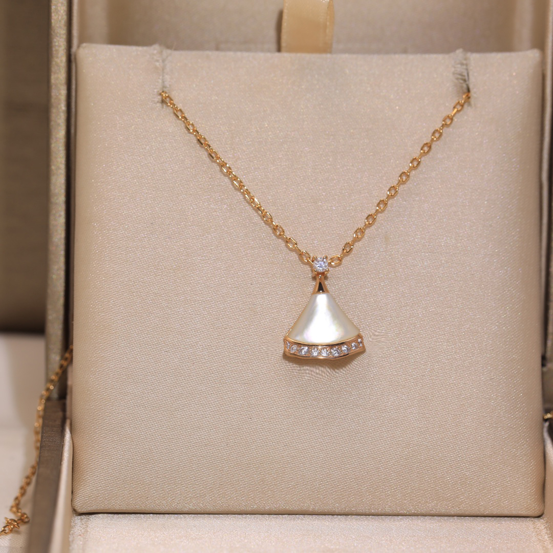 fan diamond Necklace Ladies dress Classic Designer Pendant Necklaces for Women Jewelry super Quality
fan diamond Necklace Ladies dress Classic Designer Pendant Necklaces for Women Jewelry super Quality