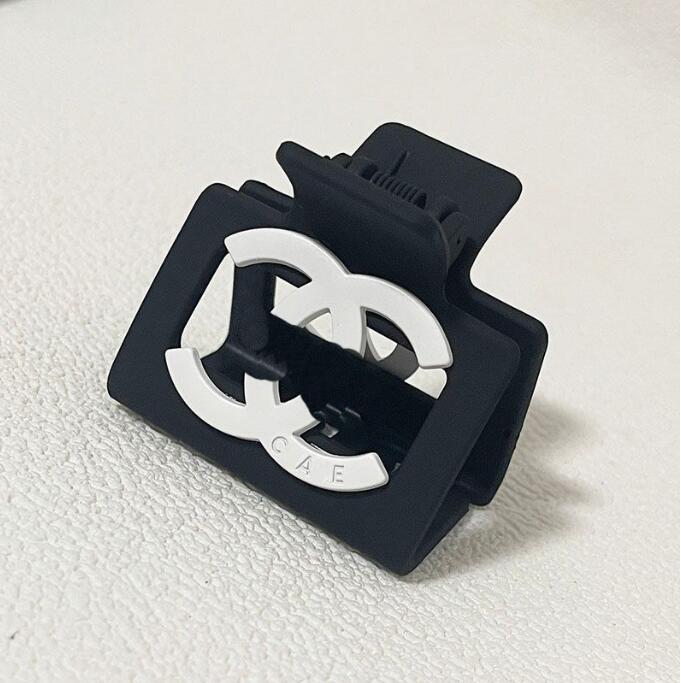 Luxury Barrettes Designer Womens Girls Hairpin Brand Classic Versatile Leisure Hairclips Fashion Black Shark Hairpin Hair Clips
Luxury Barrettes Designer Womens Girls Hairpin Brand Classic Versatile Leisure Hairclips Fashion Black Shark Hairpin Hair Clips