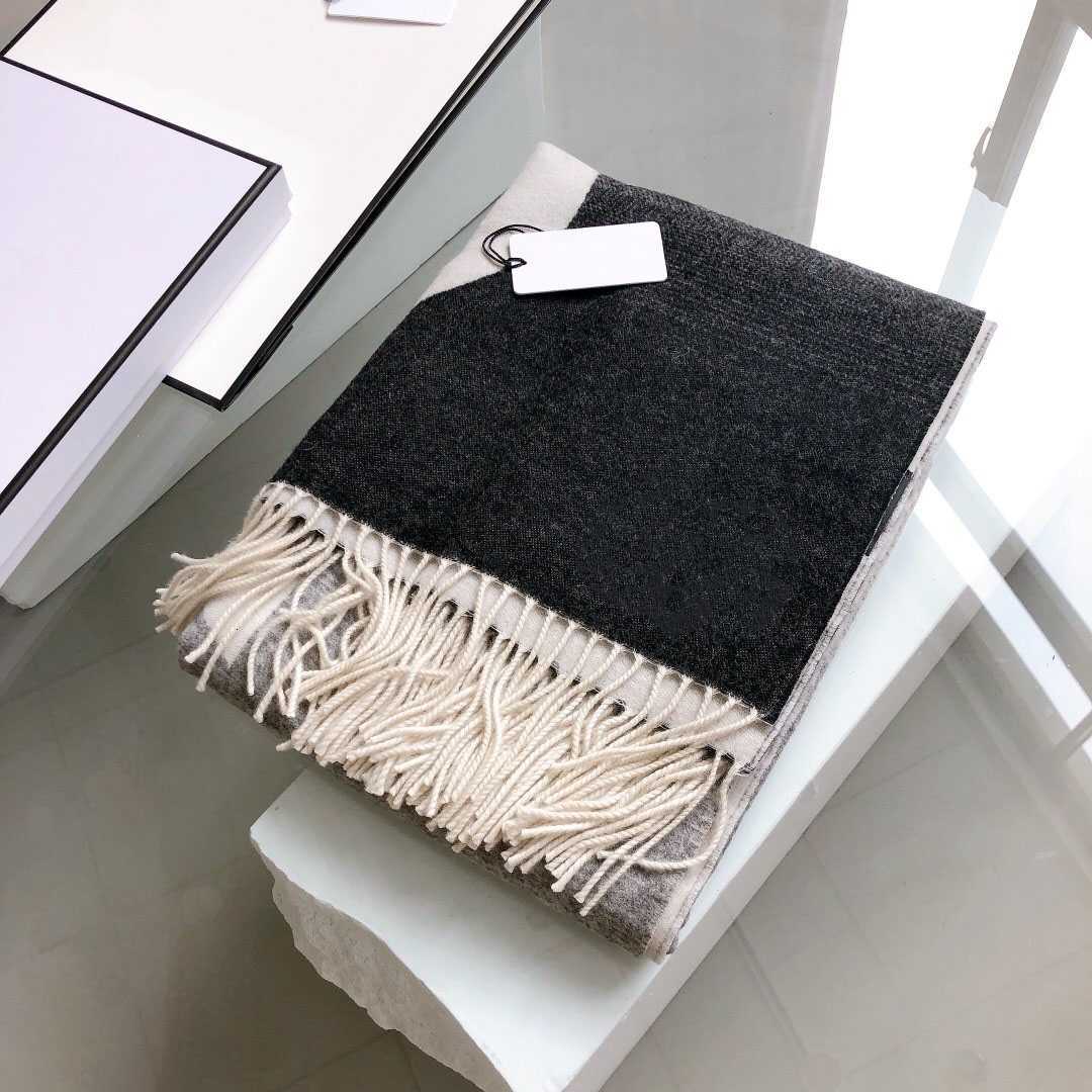2022 Luxury Cashmere scarf Women's Autumn/Winter outdoor warm gradient double sided scarf long shawl hot style
2022 Luxury Cashmere scarf Women's Autumn/Winter outdoor warm gradient double sided scarf long shawl hot style
