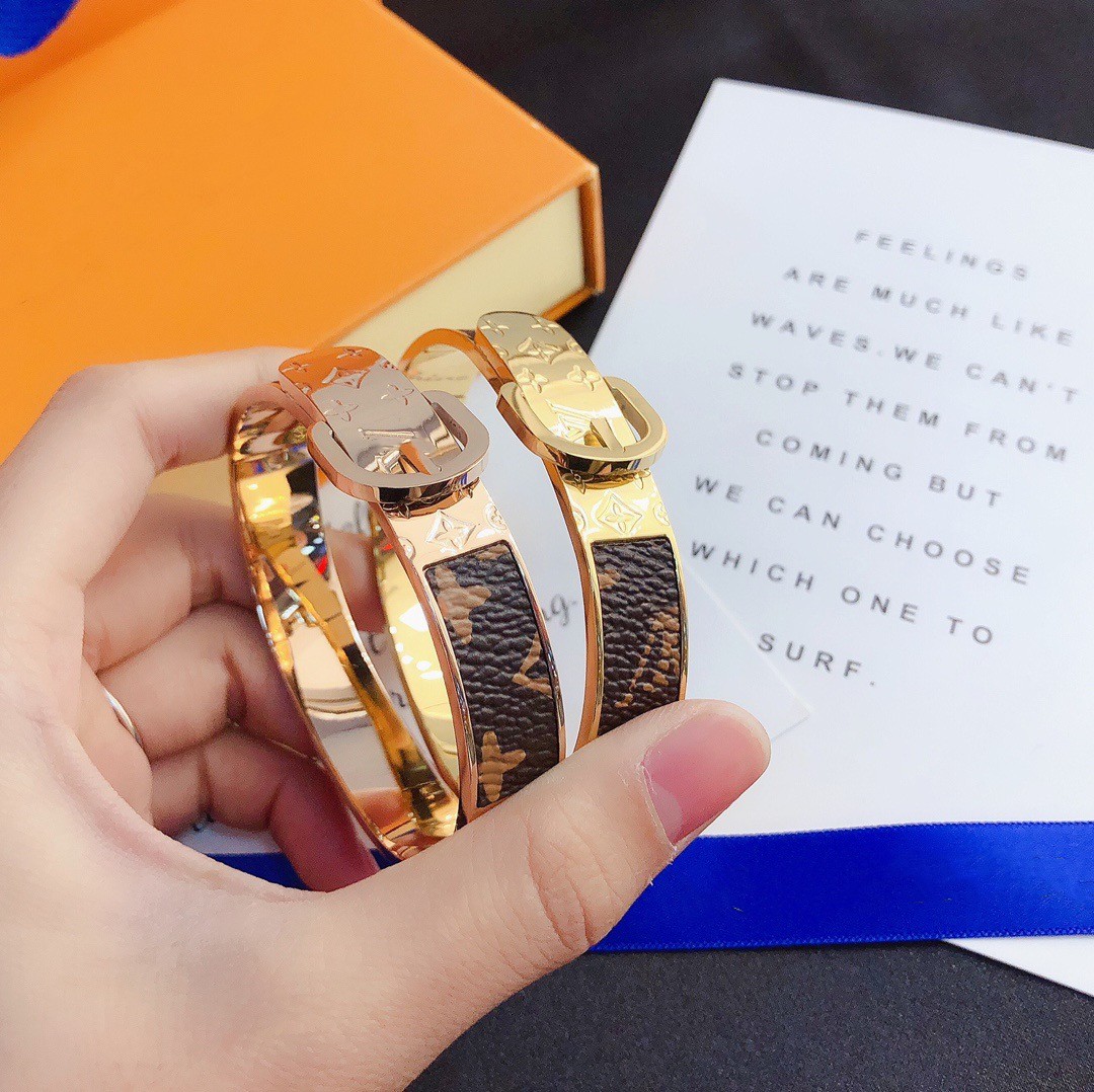 New Style Bracelets Women Bangle Designer Letter Jewelry Faux Leather 18K Gold Plated Stainless steel Wristband Cuff Fashion Jewelry Accessories
New Style Bracelets Women Bangle Designer Letter Jewelry Faux Leather 18K Gold Plated Stainless steel Wristband Cuff Fashion Jewelry Accessories