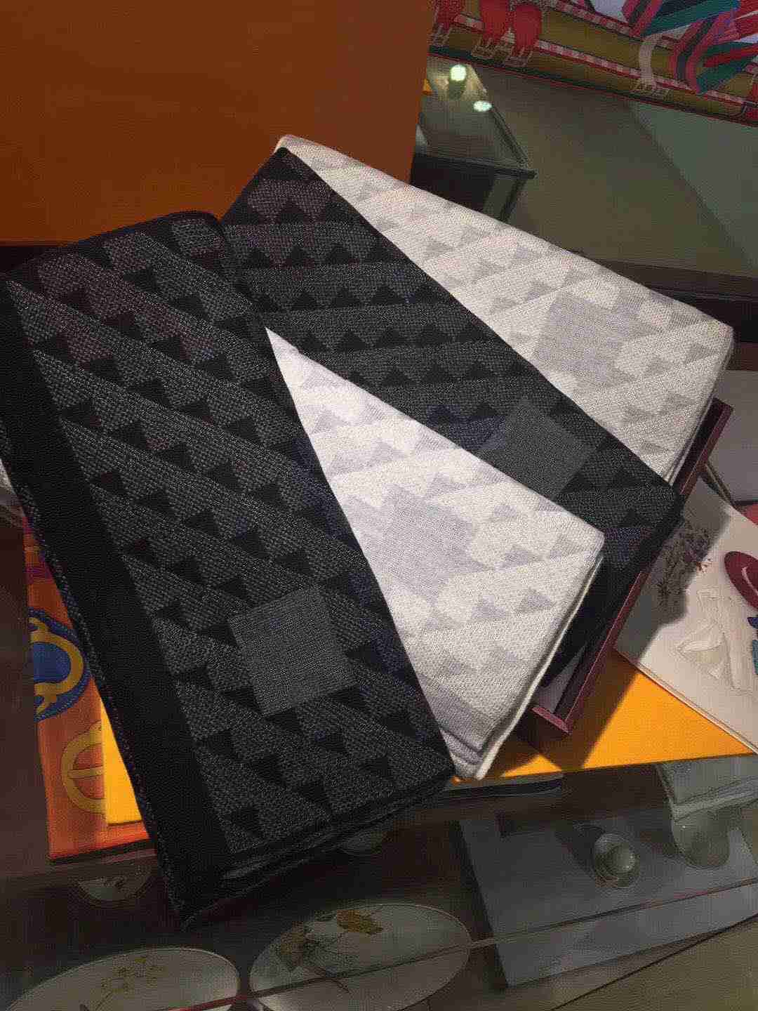 Designer Cashmere scarf for men and women autumn and winter outdoor warm men's leisure business hot classic fashion
Designer Cashmere scarf for men and women autumn and winter outdoor warm men's leisure business hot classic fashion