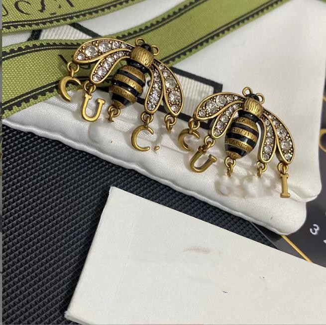 Luxury Designers Brand Letters Stud Earrings Geometric Famous Women 925 Silver Crystal Rhinestone Pearl Bee Pendant Earring Wedding Party Jewerlry
Luxury Designers Brand Letters Stud Earrings Geometric Famous Women 925 Silver Crystal Rhinestone Pearl Bee Pendant Earring Wedding Party Jewerlry