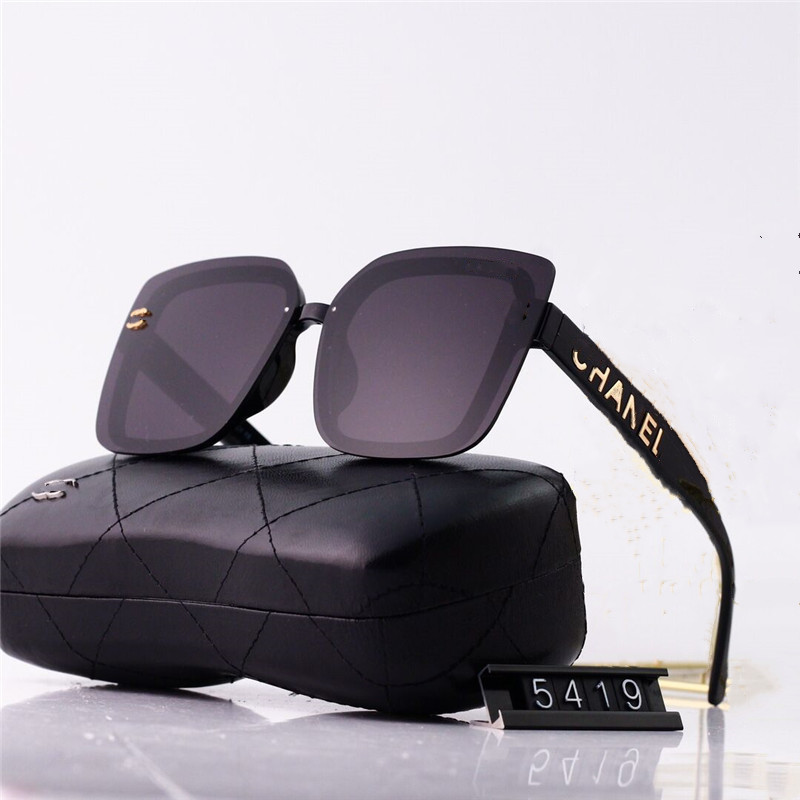 Designer Sunglasses For Women Men New Model Eyewear Special UV 400 Protection Letters Big Leg Double Beam Frame Outdoor Design Alloy Women Sunglasses
Designer Sunglasses For Women Men New Model Eyewear Special UV 400 Protection Letters Big Leg Double Beam Frame Outdoor Design Alloy Women Sunglasses
