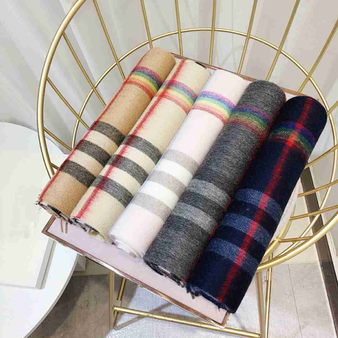 Designer Cashmere scarf for autumn and winter warm casual business with classic hot fringe
Designer Cashmere scarf for autumn and winter warm casual business with classic hot fringe