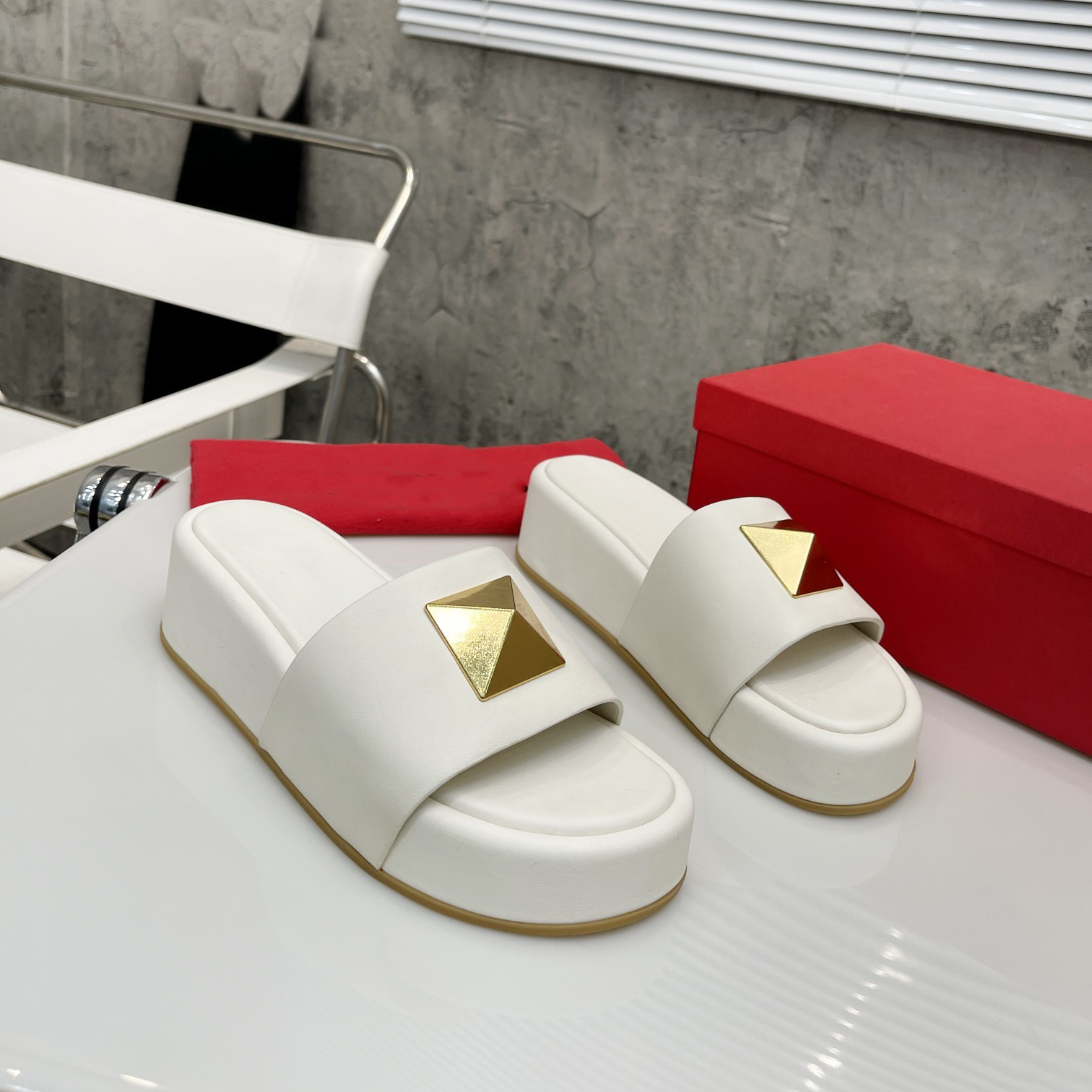 Designer Sandals Women Slippers Leather Slippers Platform Valentinoity Slide Rubber Sandal Summer Fashion Patform gsdxdvf
Designer Sandals Women Slippers Leather Slippers Platform Valentinoity Slide Rubber Sandal Summer Fashion Patform gsdxdvf