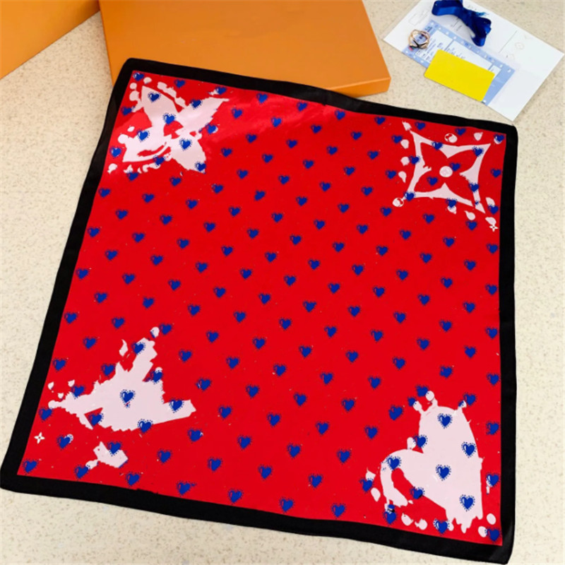 Europe and the United States new real silk square scarf women's matching thin scarf multi-functional scarf geometric printed small square scarf scarf
Europe and the United States new real silk square scarf women's matching thin scarf multi-functional scarf geometric printed small square scarf scarf