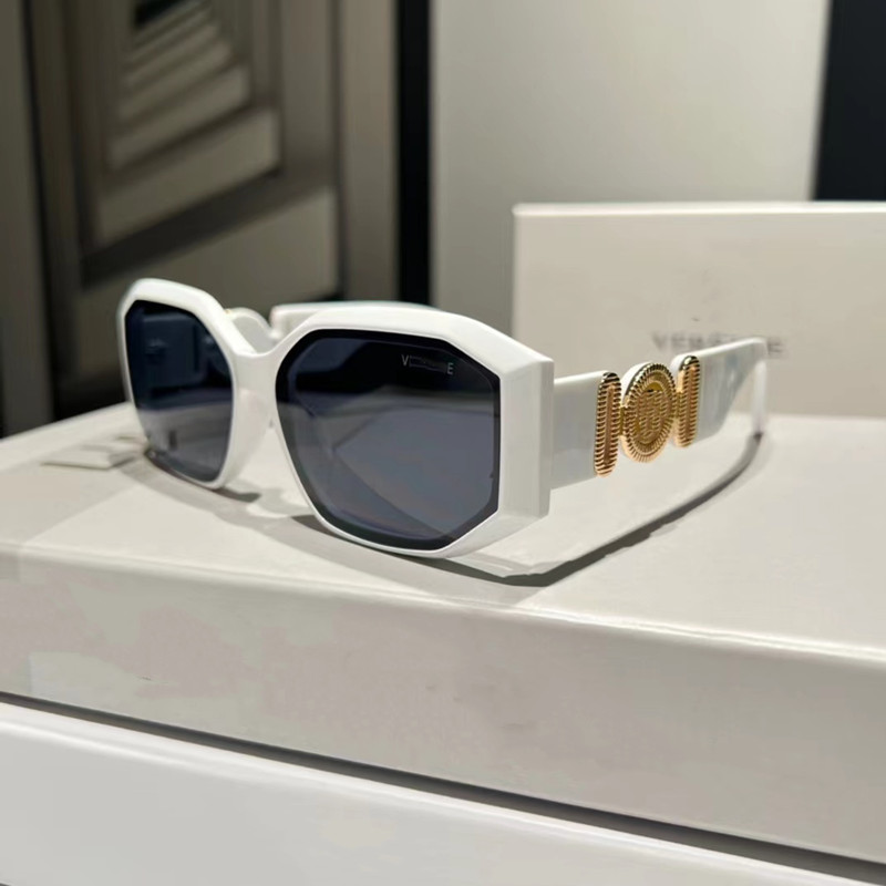 Designer brand men's sunglasses, women's luxurious polygonal sunshades, summer new UV resistant sunglasses, available in 12 colors
Designer brand men's sunglasses, women's luxurious polygonal sunshades, summer new UV resistant sunglasses, available in 12 colors
