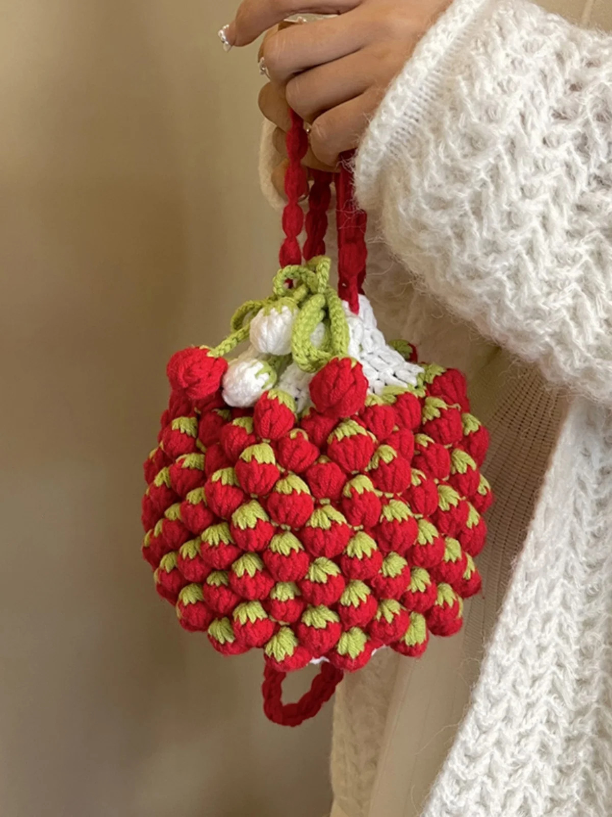 Evening Bags Creative Niche Mini Strawberry Woven Bag Festive Atmosphere Women's Bucket Bags Autumn Winter Christmas Trend Crossbody Bag 231117