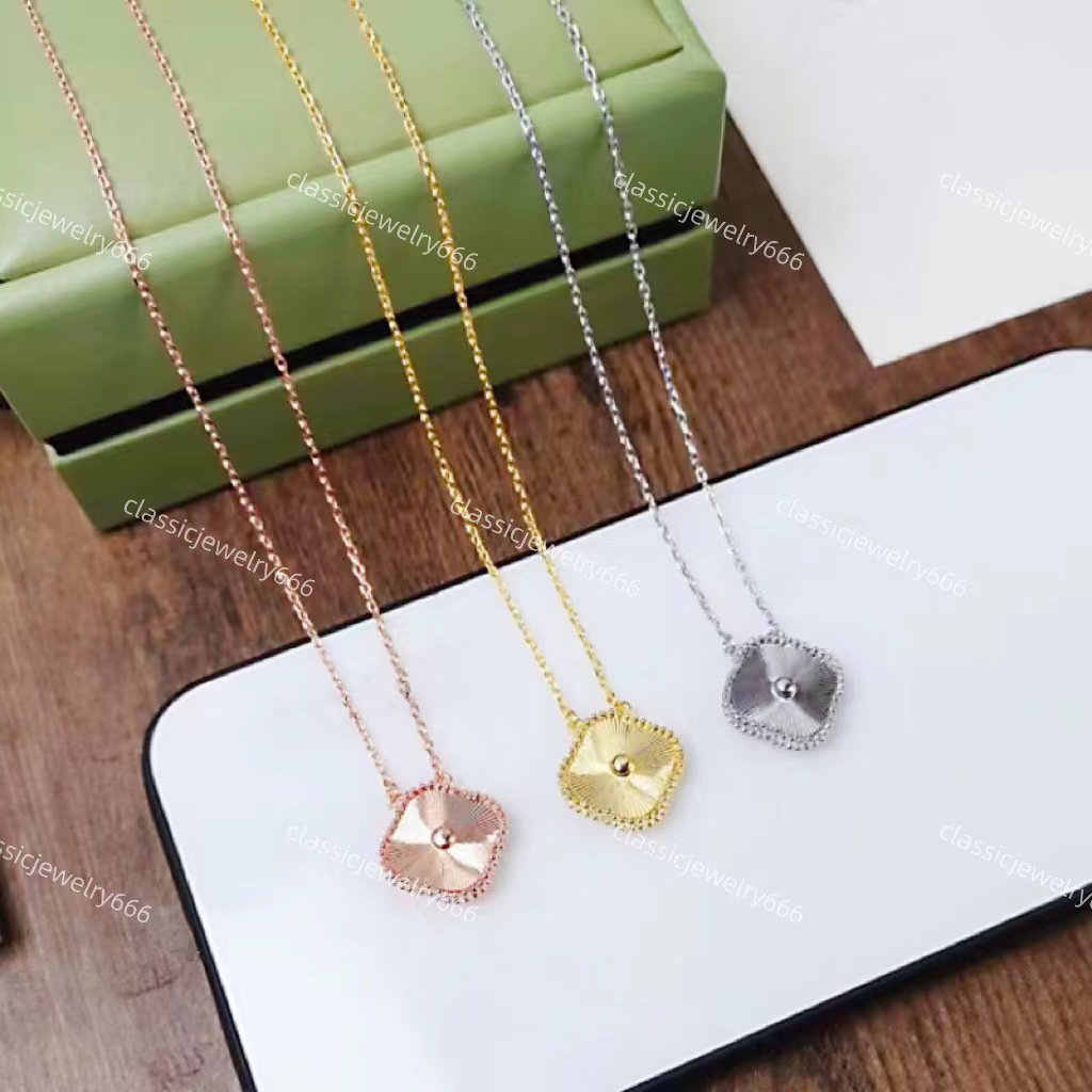 Luxury Designer Brand Earring Necklace Set Charm Gold Earrings 18K Clover Shell Jewelry Festival Gift 316 Stainless Steel Factory
Luxury Designer Brand Earring Necklace Set Charm Gold Earrings 18K Clover Shell Jewelry Festival Gift 316 Stainless Steel Factory