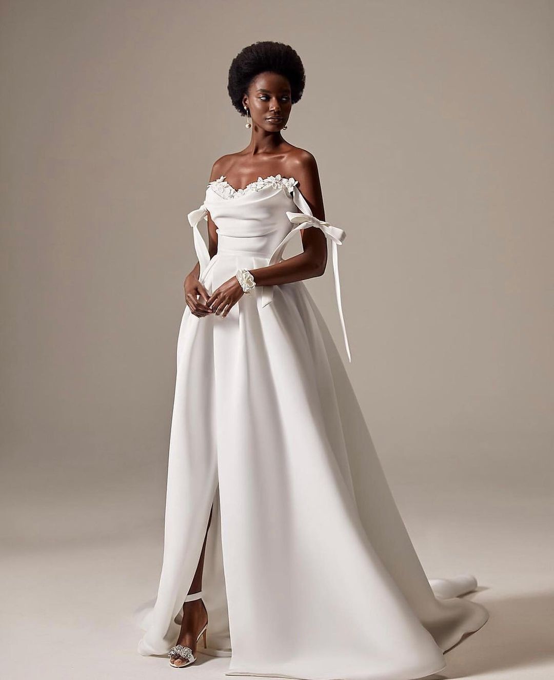Elegant Bohemian Plus Size A Line Wedding Dresses Sweetheart Satin Side Split Sweep Train Handmade Flowers Applique Beach Boho Bridal Gowns For Weddin