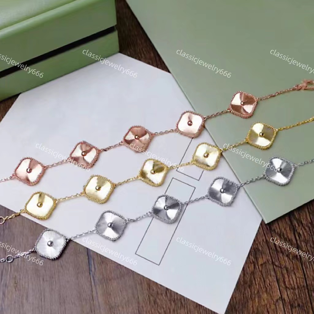 Classic Designer Brand Earrings Necklace Set Luxury Gold Bracelet 18K Clover Color Case Jewelry Festival Gift 316 Stainless Steel Factory
Classic Designer Brand Earrings Necklace Set Luxury Gold Bracelet 18K Clover Color Case Jewelry Festival Gift 316 Stainless Steel Factory