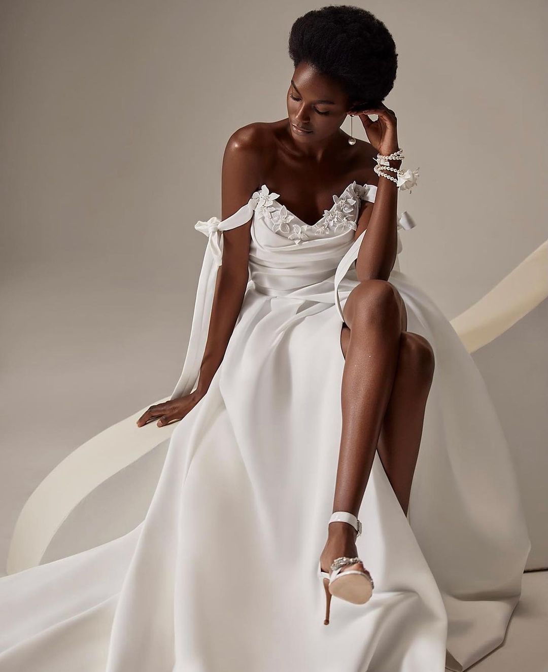 Elegant Bohemian Plus Size A Line Wedding Dresses Sweetheart Satin Side Split Sweep Train Handmade Flowers Applique Beach Boho Bridal Gowns For Weddin