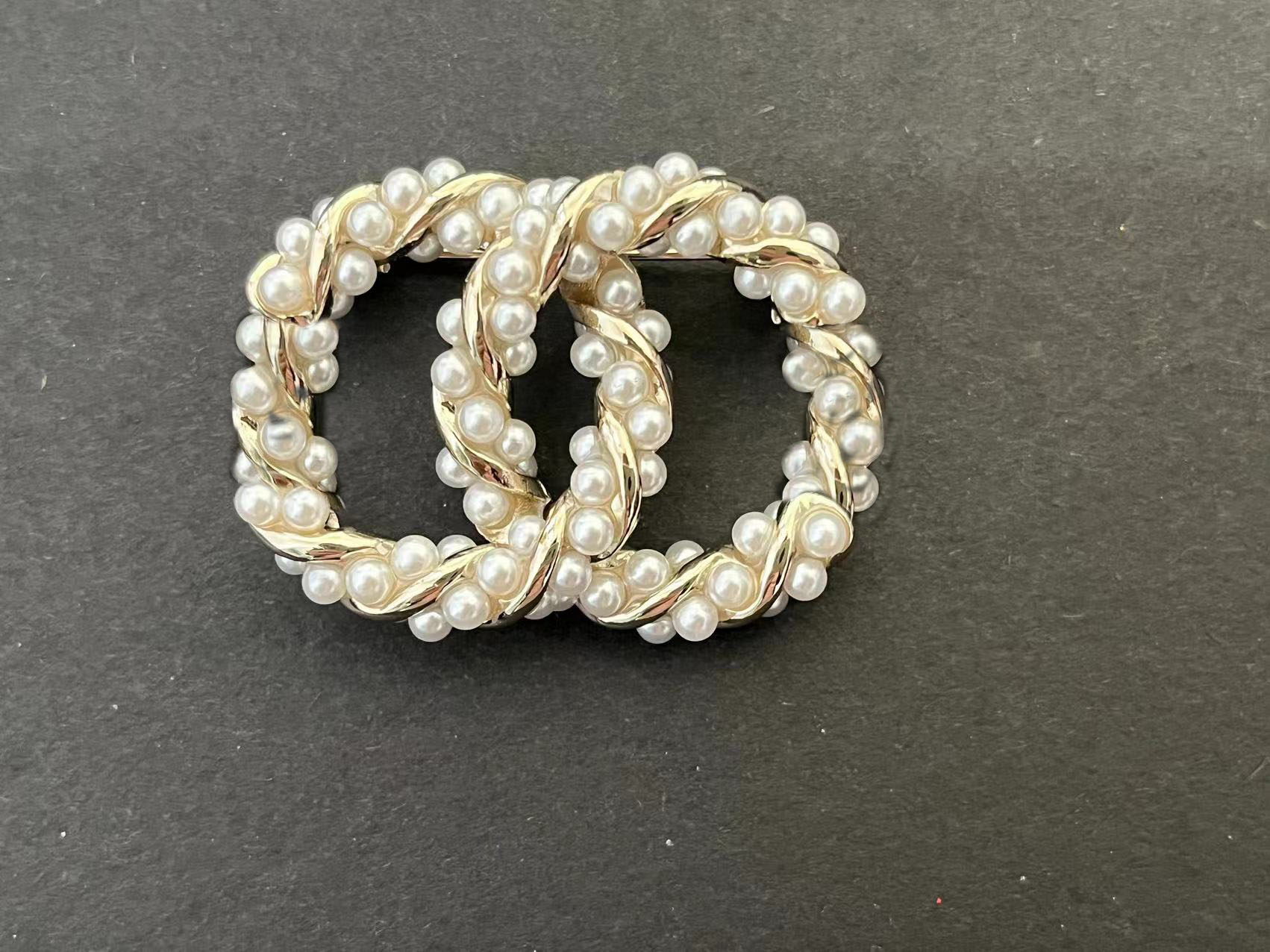 Fashion Pins Pearl brooches for Men and Women Party Wedding Lovers gift Designer engagement jewelry for Bride with flannel bag
Fashion Pins Pearl brooches for Men and Women Party Wedding Lovers gift Designer engagement jewelry for Bride with flannel bag