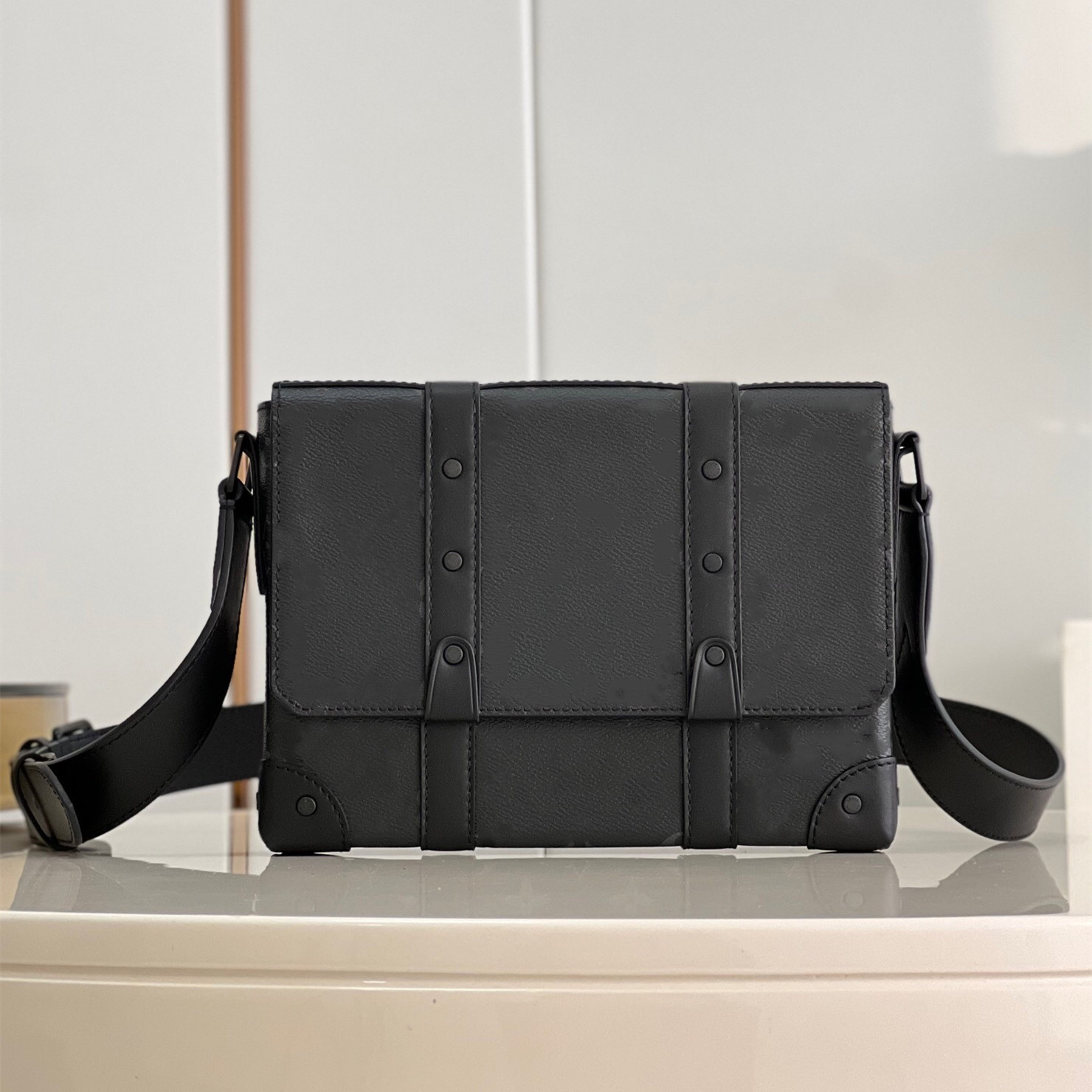Designer bag men Trunk Messenger Bag Crossbody high quality Black embossing leather 24cm m57726 m45727 Top superior quality fashion luxury shoulder fashionable, Black flower 24*18*5.5
Designer bag men Trunk Messenger Bag Crossbody high quality Black embossing leather 24cm m57726 m45727 Top superior quality fashion luxury shoulder fashionable, Black flower 24*18*5.5