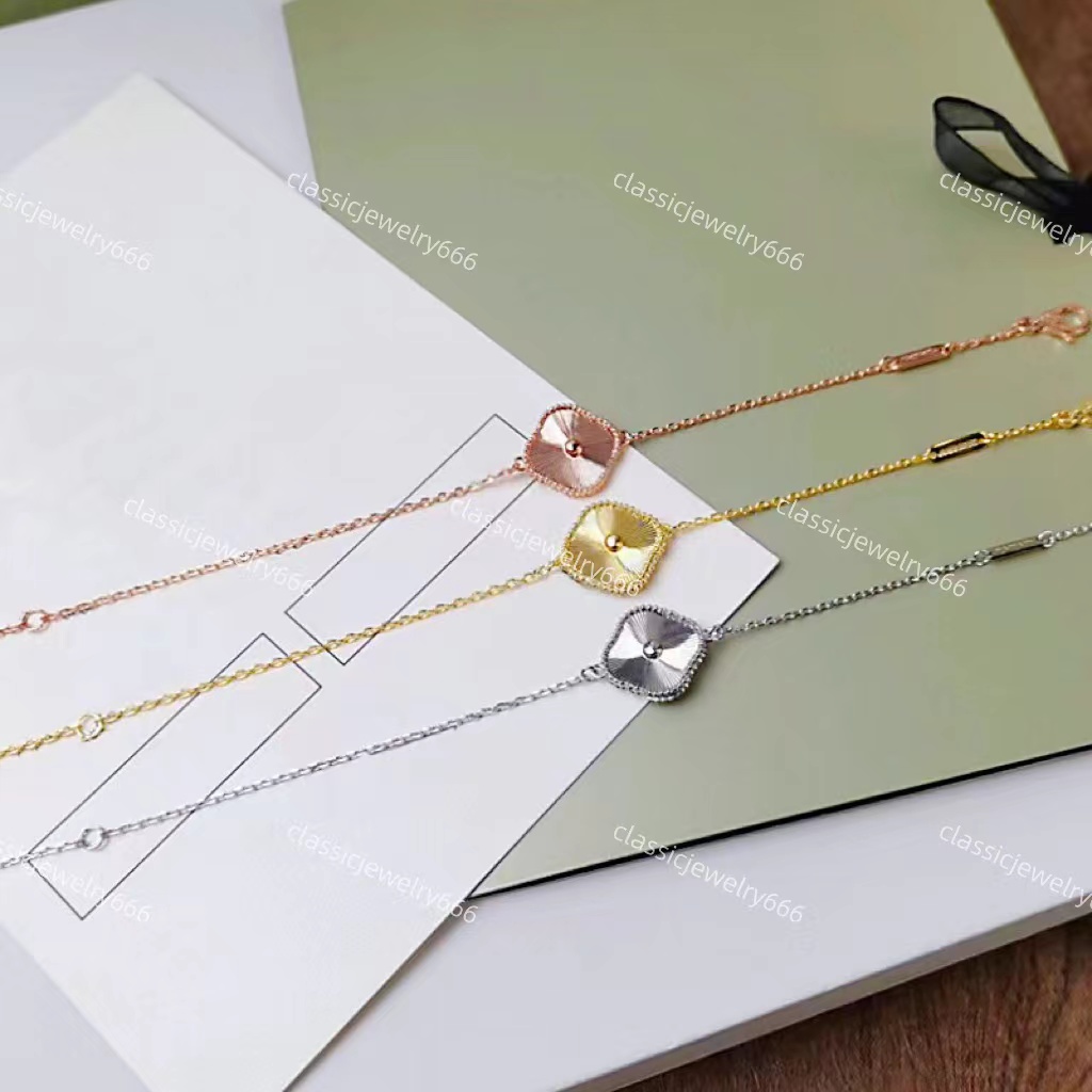 Classic Designer Brand Earrings Necklace Set Luxury Gold Bracelet 18K Clover Case Jewelry Festival Gift 316 Stainless Steel Band Box
Classic Designer Brand Earrings Necklace Set Luxury Gold Bracelet 18K Clover Case Jewelry Festival Gift 316 Stainless Steel Band Box