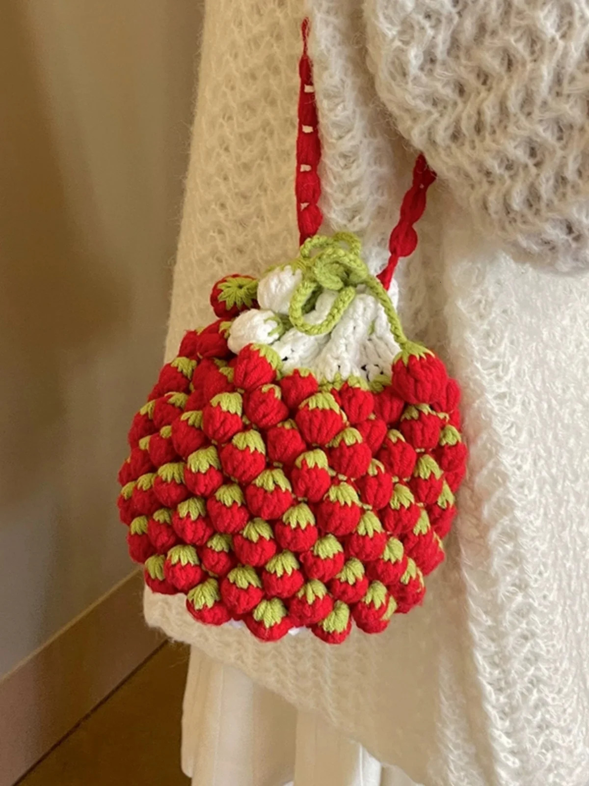Evening Bags Creative Niche Mini Strawberry Woven Bag Festive Atmosphere Women's Bucket Bags Autumn Winter Christmas Trend Crossbody Bag 231117